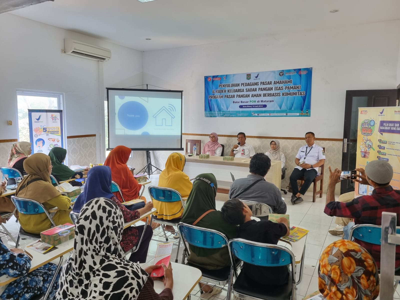 EDUKASI: Penyuluhan dan kampanye keamanan pangan digelar BBPOM Mataram melibatkan pedagang di Pasar Amahami, Kota Bima, Rabu (10/7) lalu.