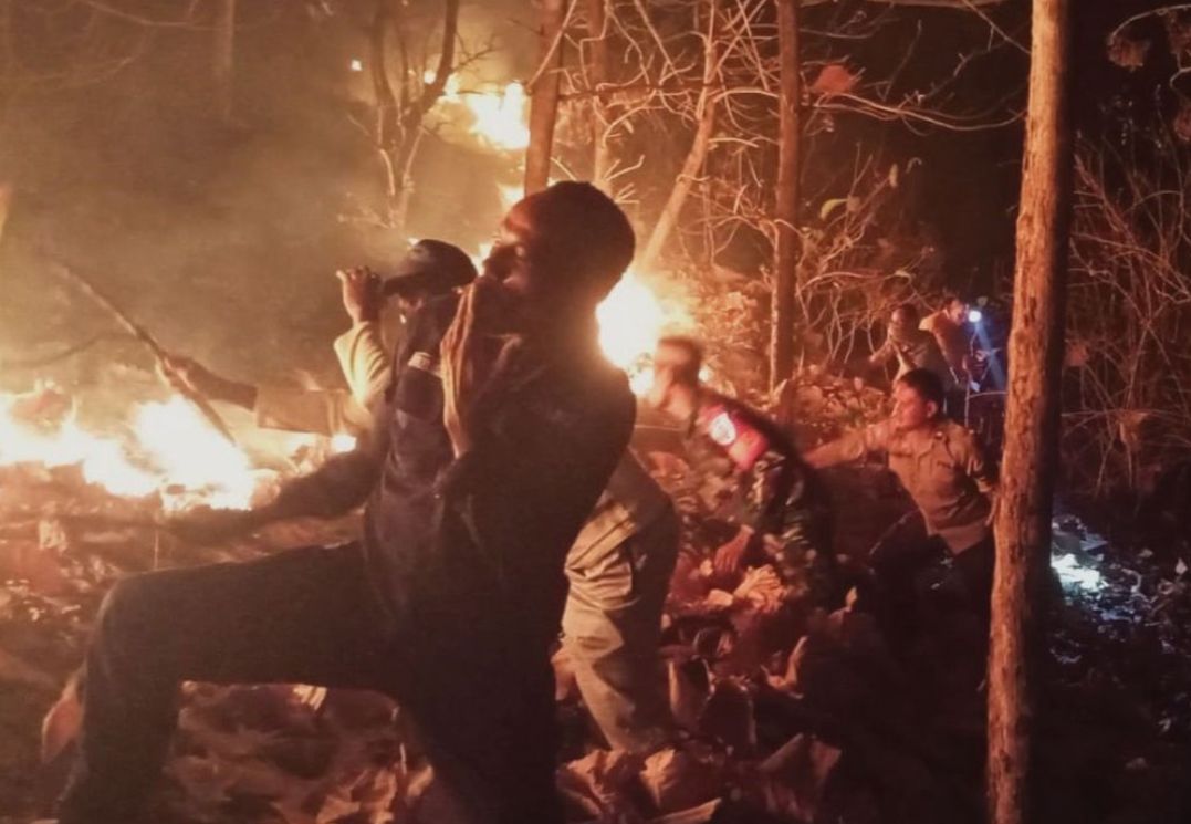 JANGAN DIBIARKAN: Dengan alat seadanya, tim berjibaku memadamkan si jago merah saat melahap lahan di wilayah Desa Kananta, Kabupaten Bima, beberapa waktu lalu. (FOTO: BPBD)