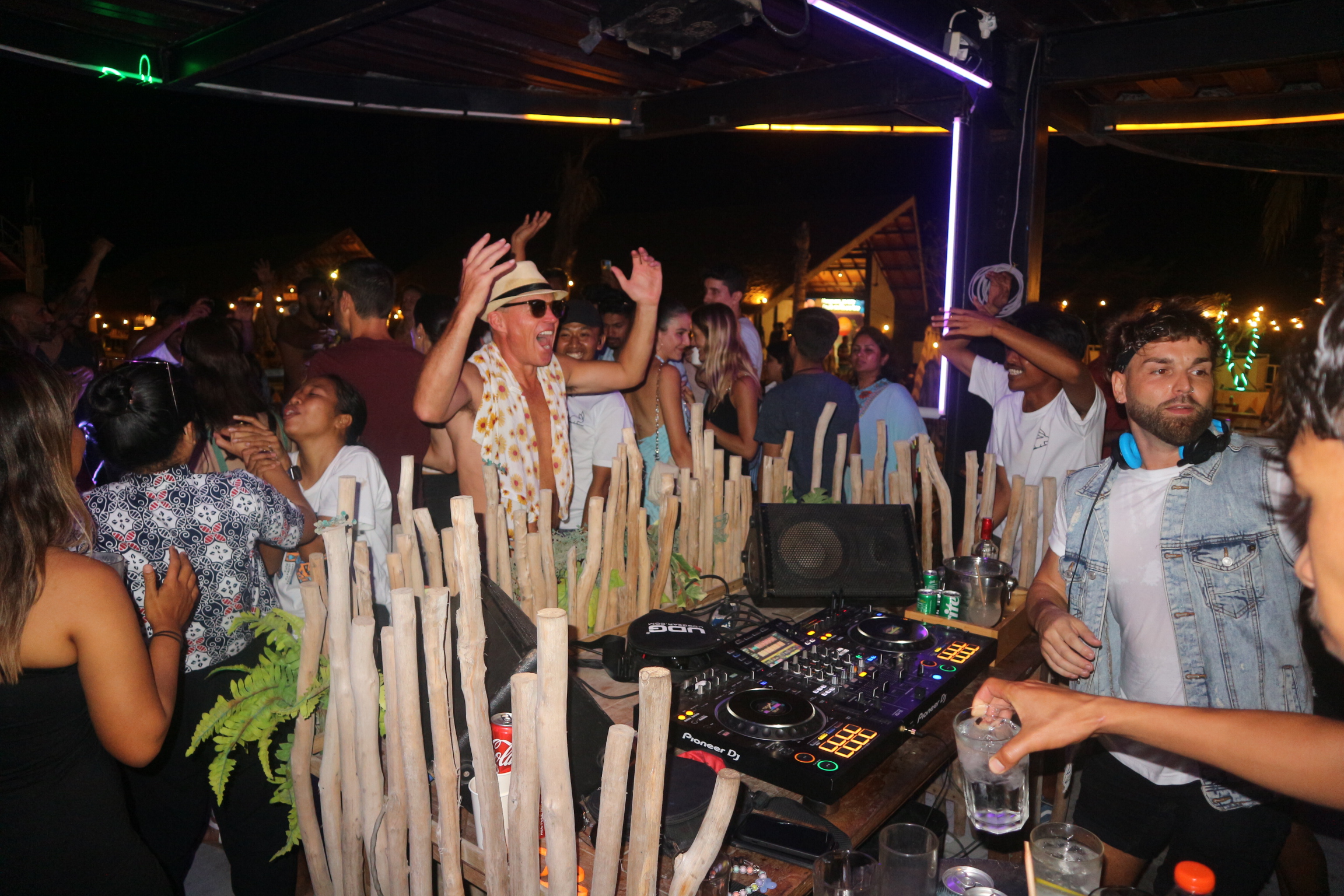 PARTY: Suasana perform DJ dalam acara Anniversary beach club Rabbit Jump Gili Trawangan, Sabtu malam (20/7).