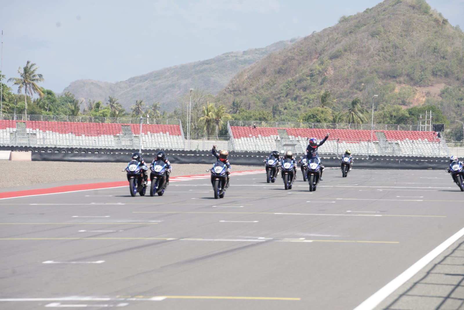 PACU ADRENALIN: Ratusan pembalap Yamaha mengikuti ajang balap nasional bLU cRU Yamaha Sunday Race (YSR) 2024 di Sirkuit Internasional Mandalika, Loteng, kemarin (21/7). (DEWI/LOMBOK POST)