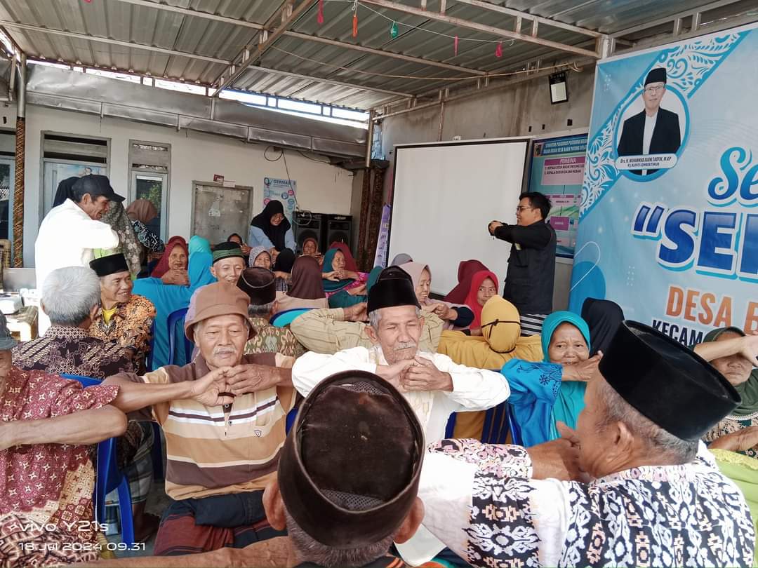 BELAJAR: Sejumlah lansia di Kecamatan Suralaga saat mengikuti pembelajaran di sekolah lansia ceria Desa Bagik Payung, Kecamatan Suralaga.(SUPARDI/LOMBOK POST)