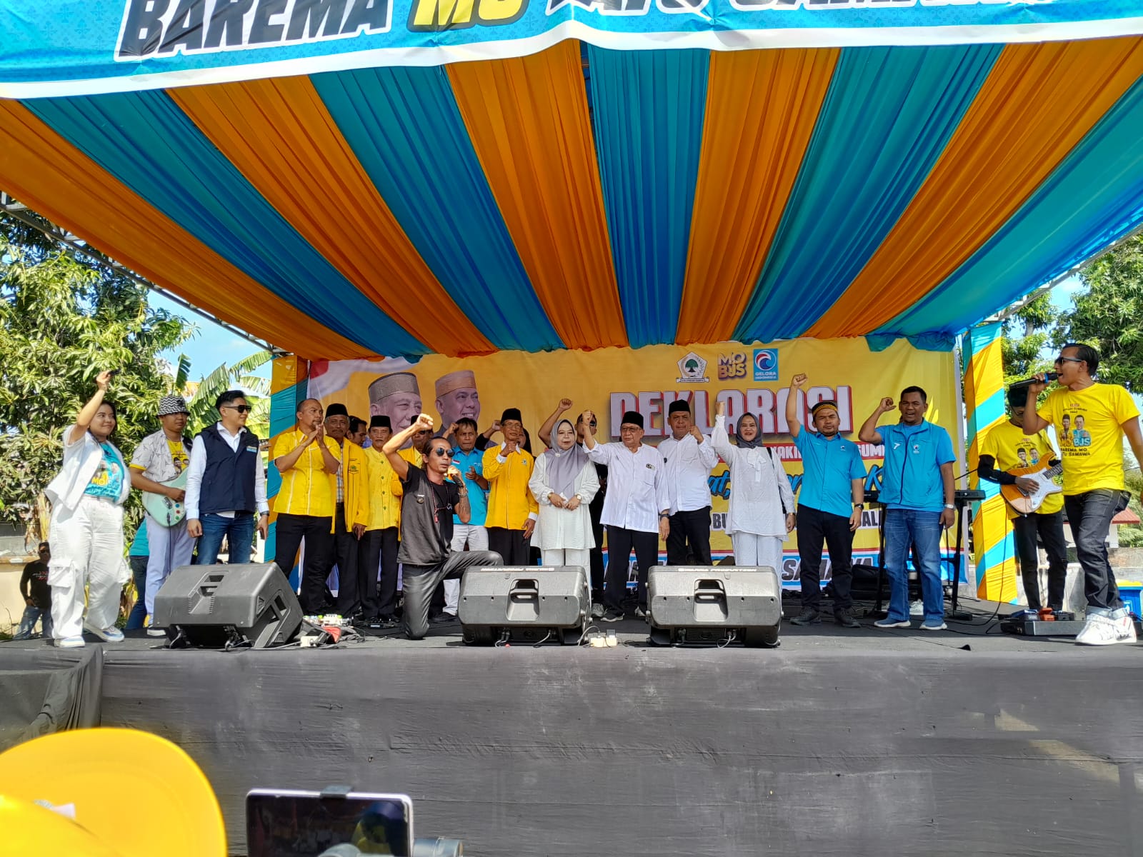 DEKLARASI: Pasangan bakal calon Bupati dan Wabup Sumbawa Haji Mo-BJS deklarasi maju di Pilkada Sumbawa 2024, kemarin.(ABET/LOMBOK POST)