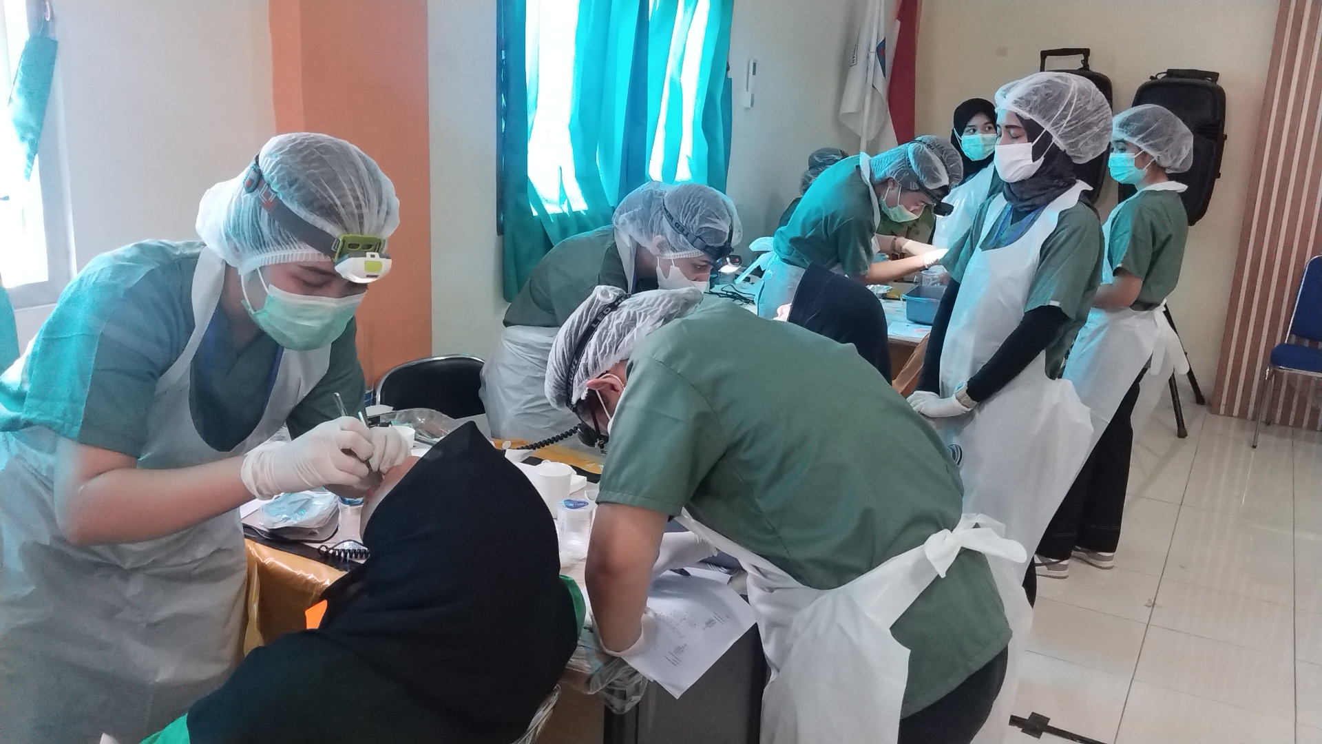 CEK GIGI: Masyarakat sekitar Desa Sengkol antusias memeriksakan kesehatan gigi dalam kegiatan Bakti Sosial yang digelar Departemen Konservasi Gigi, Fakultas Kedokteran Gigi, UI. (Dewi/Lombok Post)