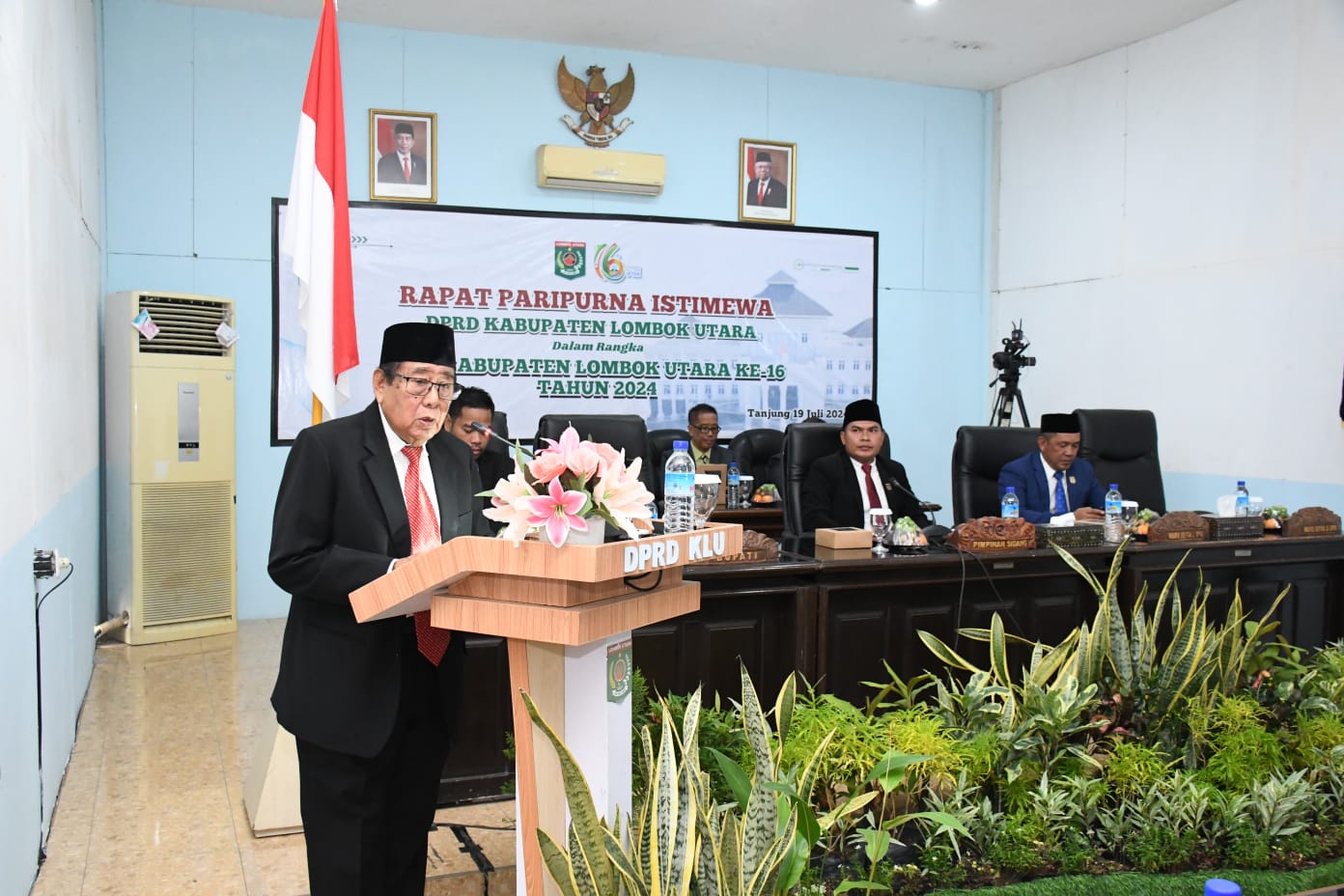 PERINGATAN HARI JADI: Bupati Lombok Utara Djohan Sjamsu menyampaikan sejumlah capaian pembangunan dalam sidang paripurna istimewa di ruang sidang DPRD KLU, Jumat (20/7). (PROKOPIM FOR LOMBOK POST)