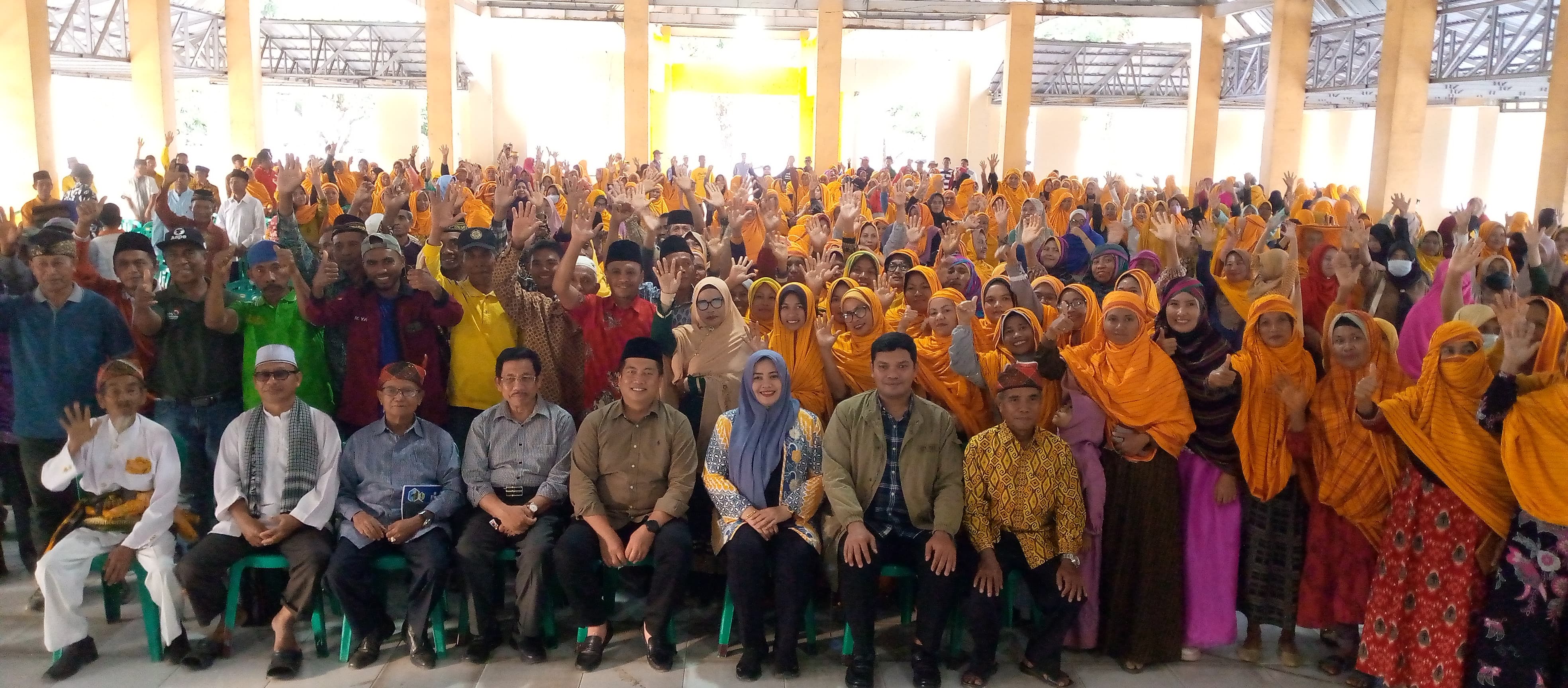 TEMUI RELAWAN: Bakal calon Gubernur NTB Lalu Muhammad Iqbal saat bertemu relawan dan dialog publik bersama masyarakat Kecamatan Wawo di Lengge Na