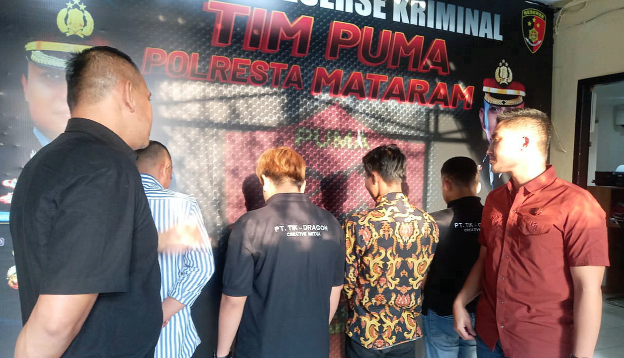 DIAMANKAN: Empat tersangka kasus penganiayaan terhadap salah satu warga di restoran siap saji McD Sriwijaya ditahan aparat Polresta Mataram, Sabtu (20/7). (TONI/LOMBOK POST)