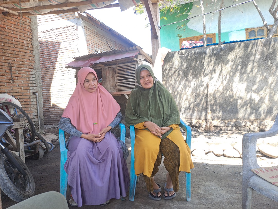 DUGAAN PENIPUAN: Korban dugaan penipuan KUR BNI Woha, kemarin.(FIRMAN/LOMBOK POST)