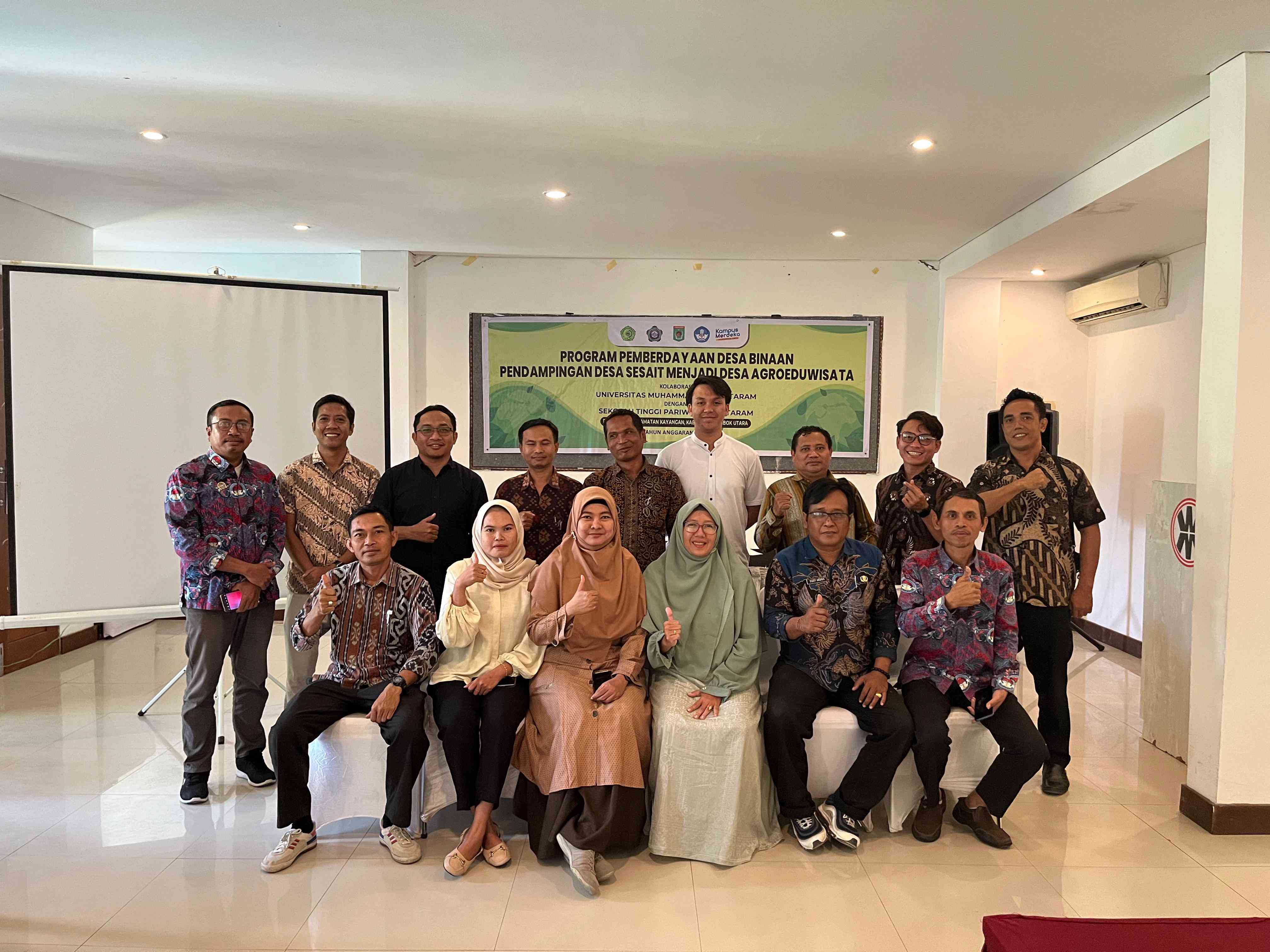 Tim Pemberdayaan Desa Binaan Ummat dengan stakeholder terkait  berfoto bersama usai menyosialisasikan kegiatan yang akan dilakukan, demi terwujudnya Desa Agroeduwisata Sesait, Kamis lalu (18/7).