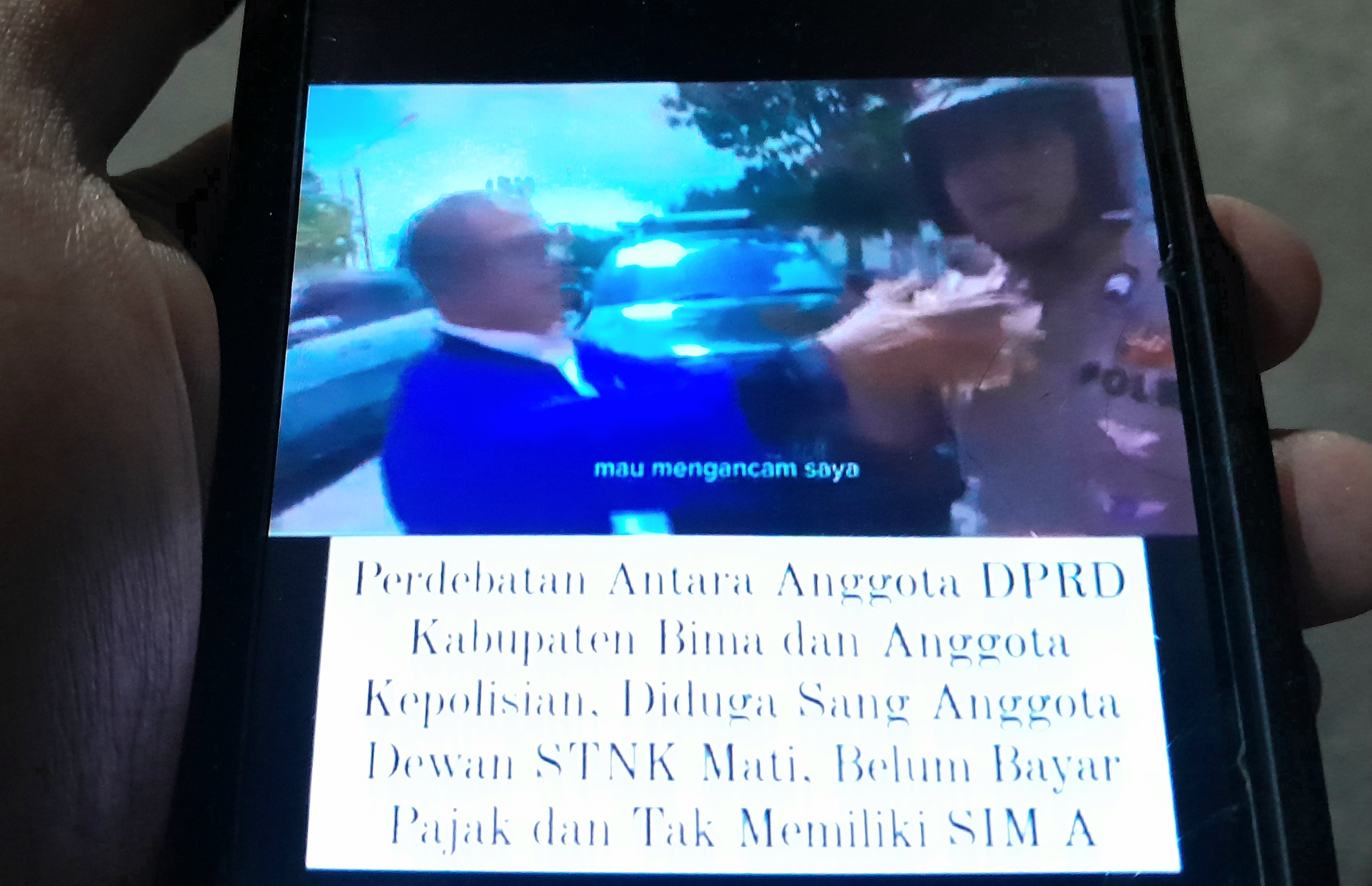 VIRAL: Video anggota DPRD Kabupaten Bima dari PAN Rafidin saat ditilang aparat Satlantas Kabupaten Bima viral di media sosial, kemarin. (TONI/LOMBOK POST)