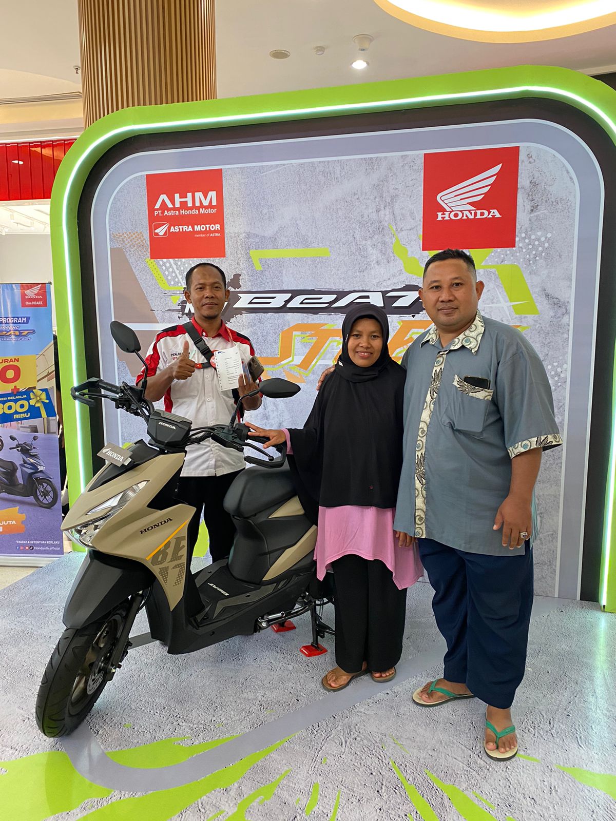 PRODUK TERLARIS: Konsumen yang membeli All New Honda BeAT pada acara launching regional di LEM, Sabtu lalu (20/7). (GALIH/LOMBOK POST)
