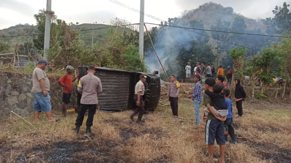 KECELAKAAN: Mobil pickup yang membawa rombongan pemain sepak bola terguling di jalan Ompu Beko, Desa Bara, Kecamatan Woja Kabupaten Dompu, Sabtu (20/7).(ISTMEWA/LOMBOK POST)