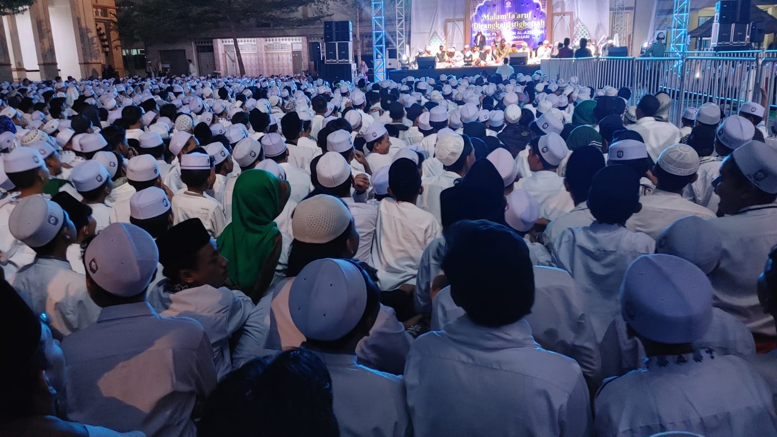 Ribuan santri baru Ponpes Al Aziziyah mengikuti malam taaruf di halaman ponpes setempat, Sabtu (20/7).
