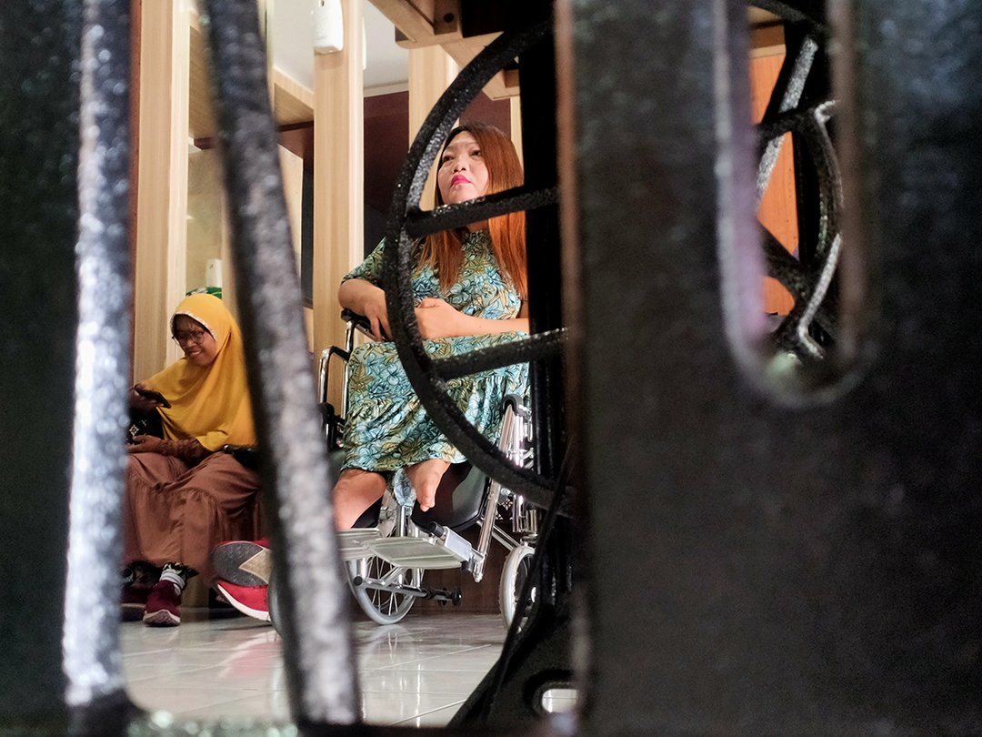 SEMANGAT HIDUP: Seorang penyandang disabilitas menerima bantuan mesin jahit setelah mengikuti pelatihan, beberapa waktu lalu. (HARLI/LOMBOK POST)