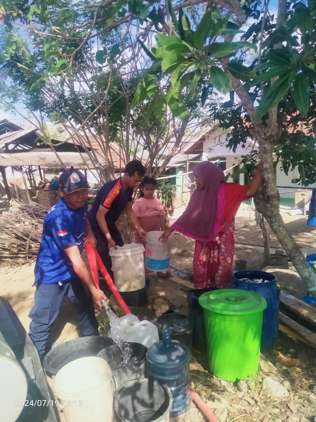 MAKIN MELUAS: Dinas Damkar Lobar saat menyalurkan air ke warga terdampak kekeringan di salah satu desa di Lobar.  (IST/LOMBOK POST)