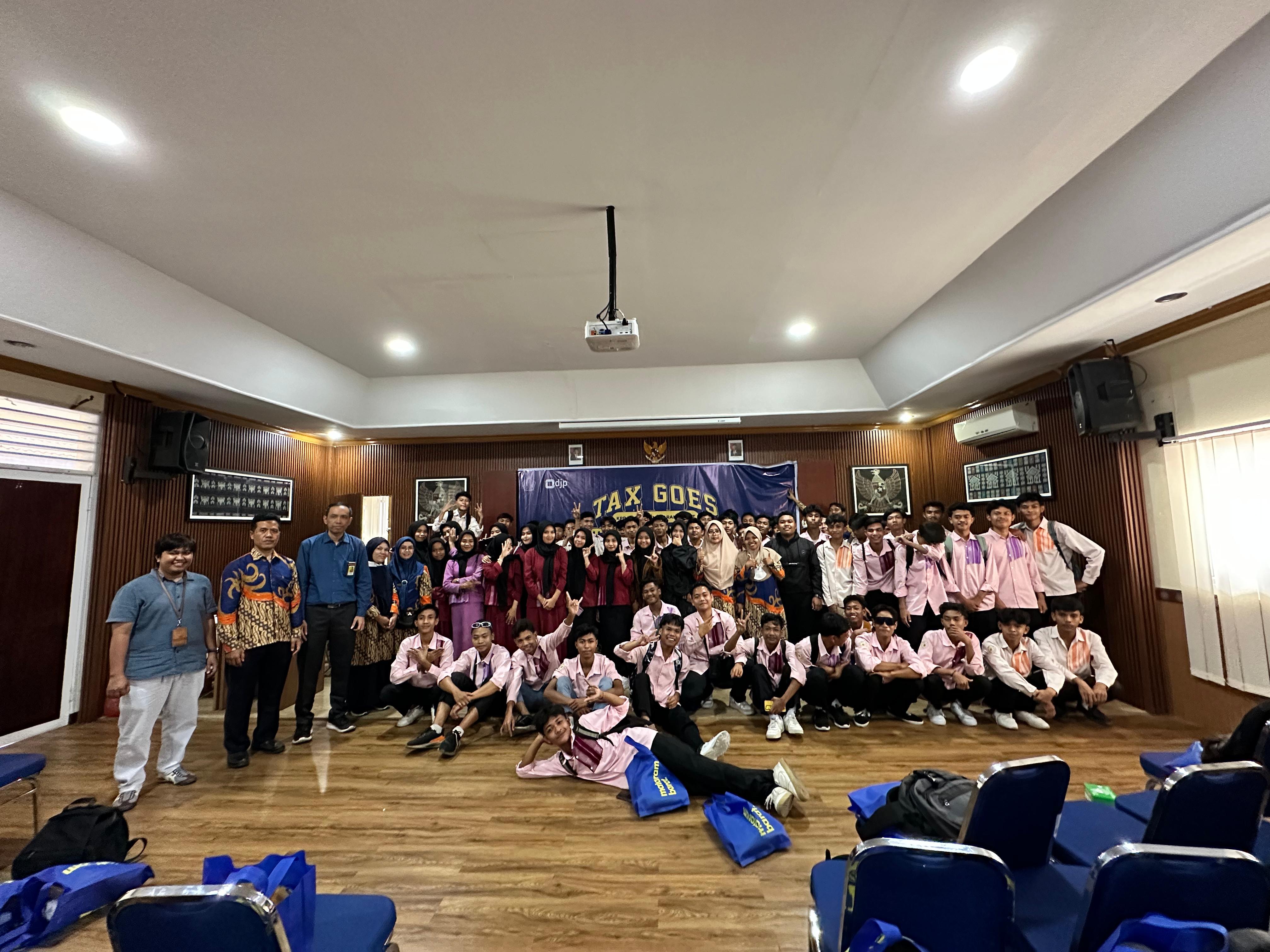 Para siswa SMKN 2 Selong bersama guru pendamping foto bersama penyuluh pajak usai mengikuti sosialisa perpajakan di KPP Pratama Mataram Barat, Selasa (23/7).