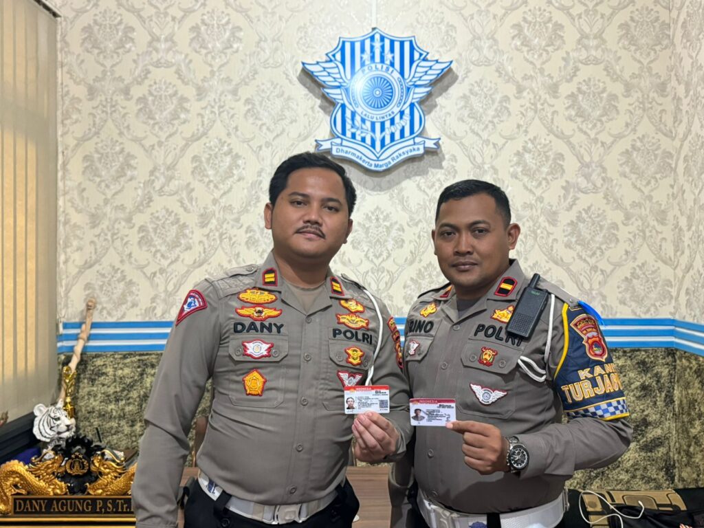 TUNJUKAN SIM PALSU: Kasat Lantas Polres KSB Iptu Dany Agung Pratama (kiri) saat menunjukkan SIM B2 Umum palsu yang ditemukan saat operasi patuh rinjani di Kecamatan Maluk, kemarin. (IST/LOMBOK POST)