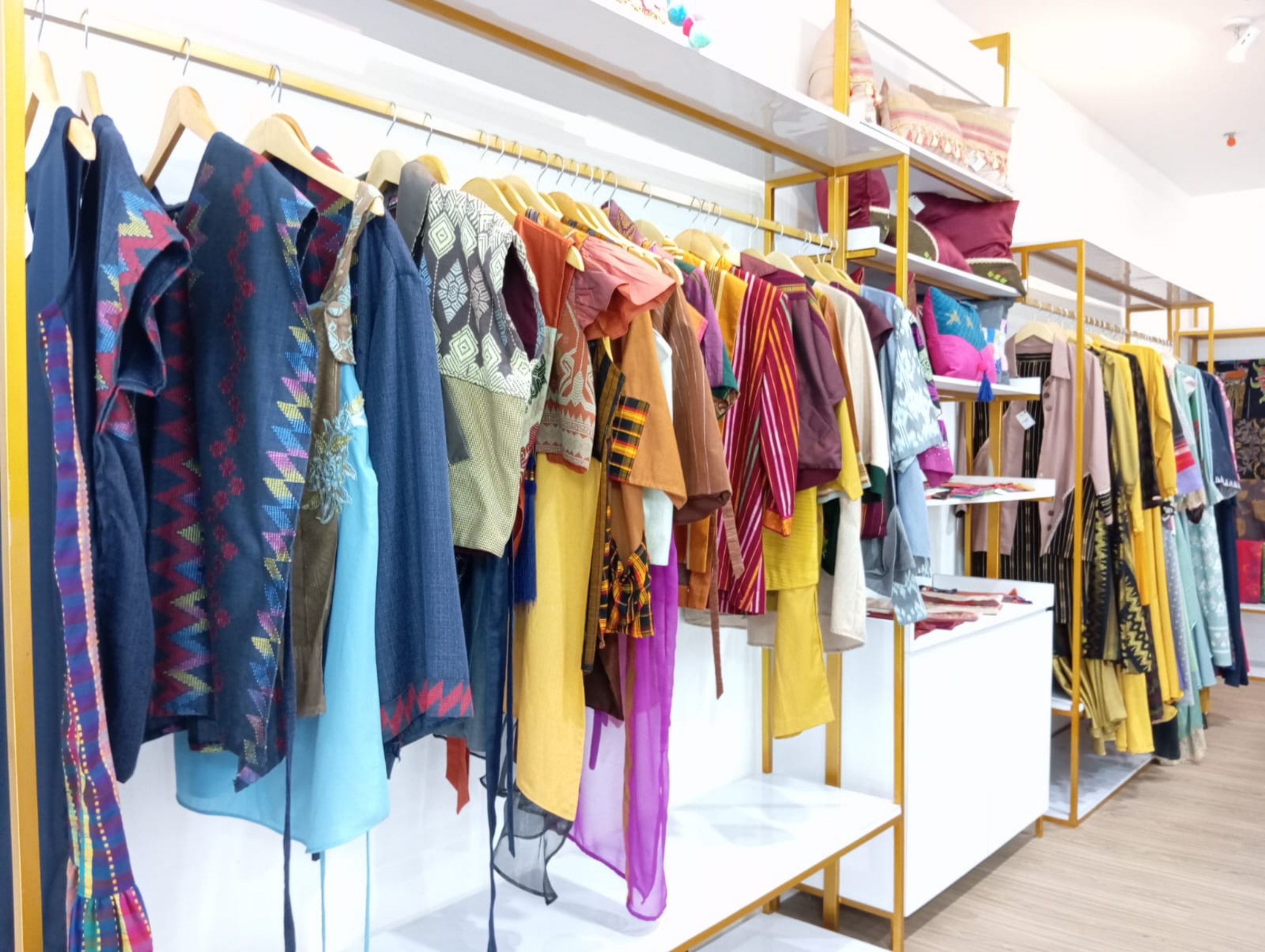 PRODUK TURUNAN TENUN: Sejumlah pakaian dari tenun khas NTB yang dipasarkan di NTB Mall.(FERIAL/LOMBOK POST)