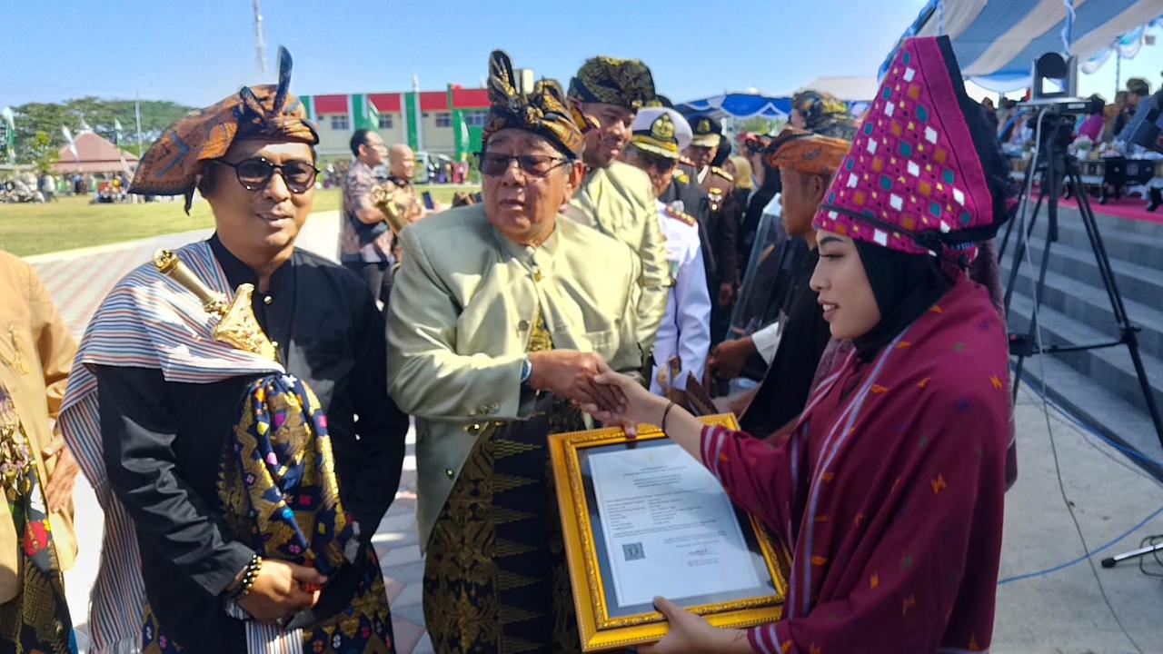 SIMBOLIS: Sertifikat KIK Jong Bayan diserahkan langsung oleh Bupati Lombok Utara H. Djohan Sjamsu kepada Denda Dwi Darasandi selaku perwakilan komunitas.