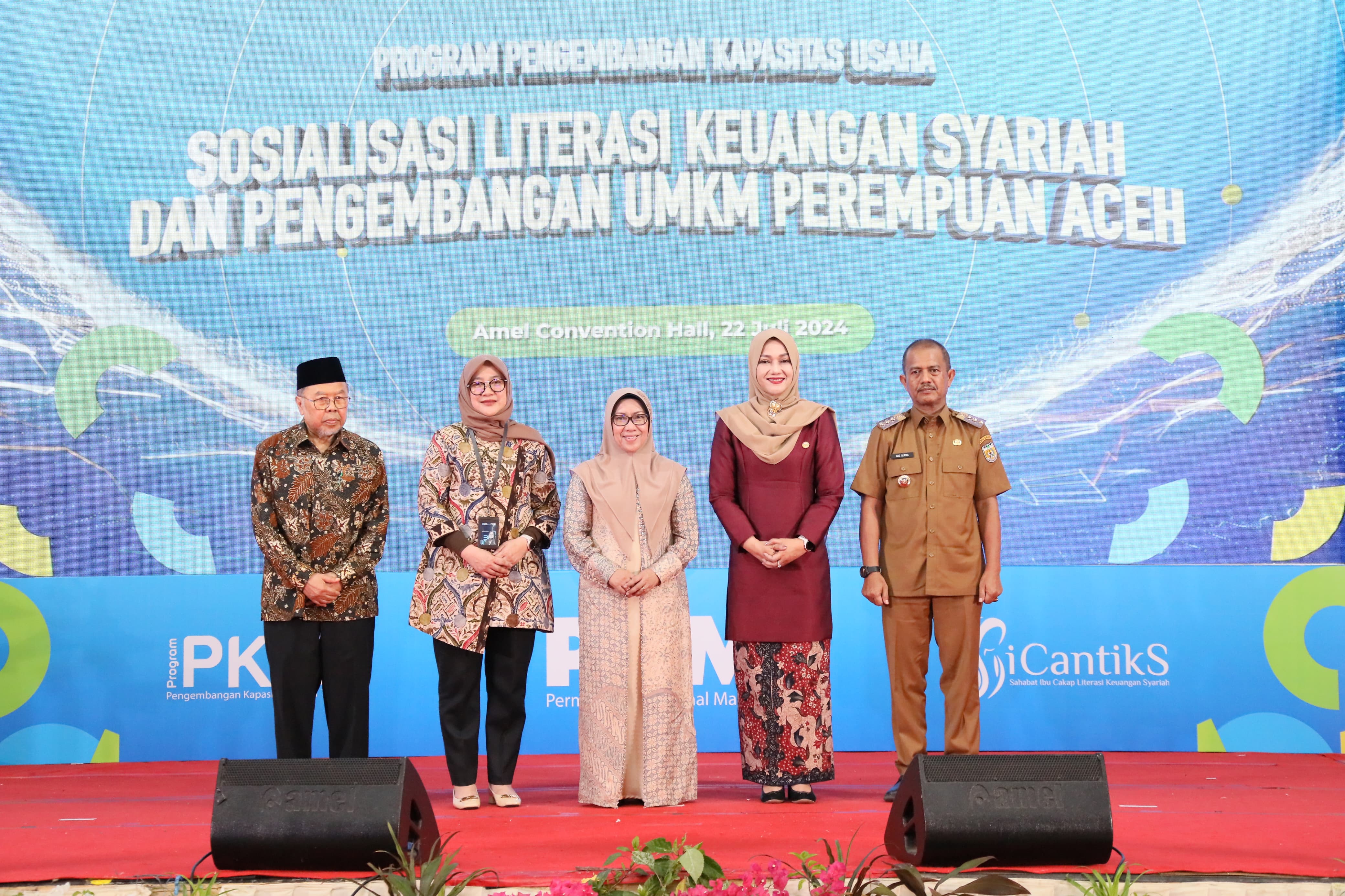 BUKA ACARA: Anggota Komisioner OJK Frederica Widyasari Dewi, Pj. Walikota Aceh Ade Surya dan Komisaris Independen PNM Nurhaida menghadiri edukasi literasi keuangan syariah di Aceh, Senin (22/7).