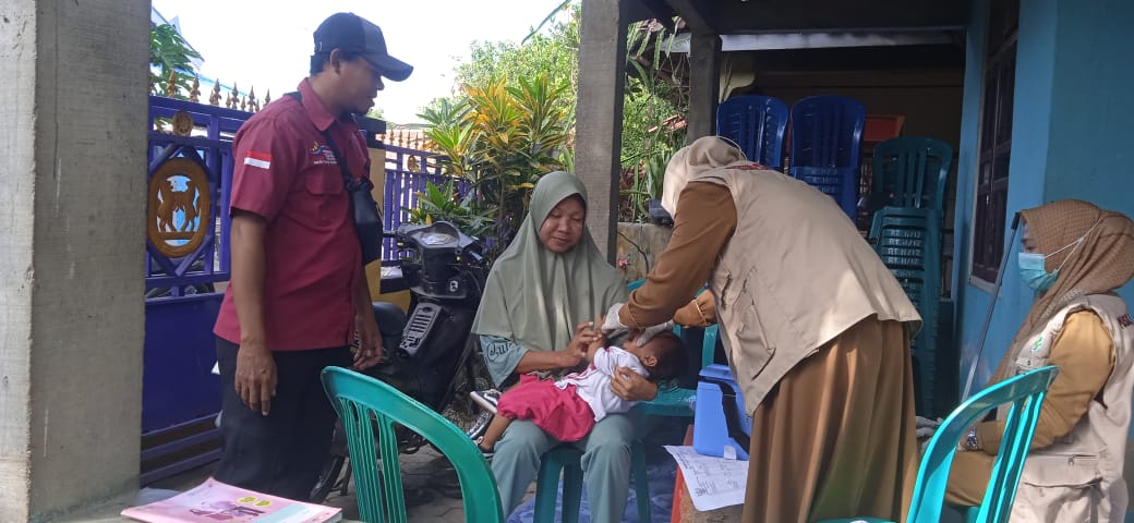 Pendamping sosial (seragam merah) saat memantau kegiatan pemberian imunisasi Polio, di salah satu wilayah di Kabupaten Bima, Selasa (23/7)
