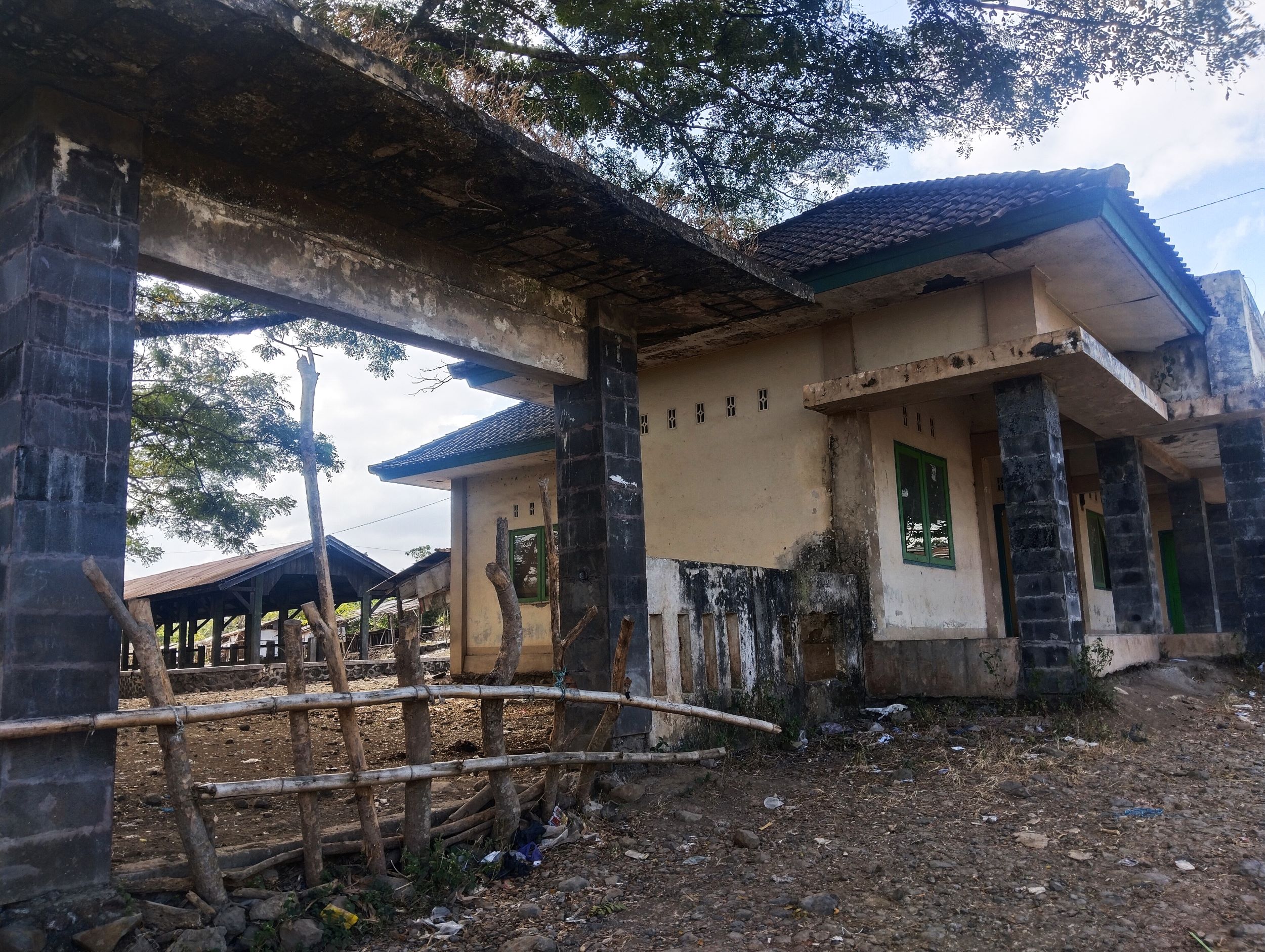 PERLU REVITALISASI: Kondisi penampakan Pasar Hewan Gerantung, di Kelurahan Gerantung, Kecamatan Praya Tengah milik pemda ini perlu dipugar jadi lebih layak, Senin (22/7). (FOTO: Dewi/Lombok Post)  &nbsp;