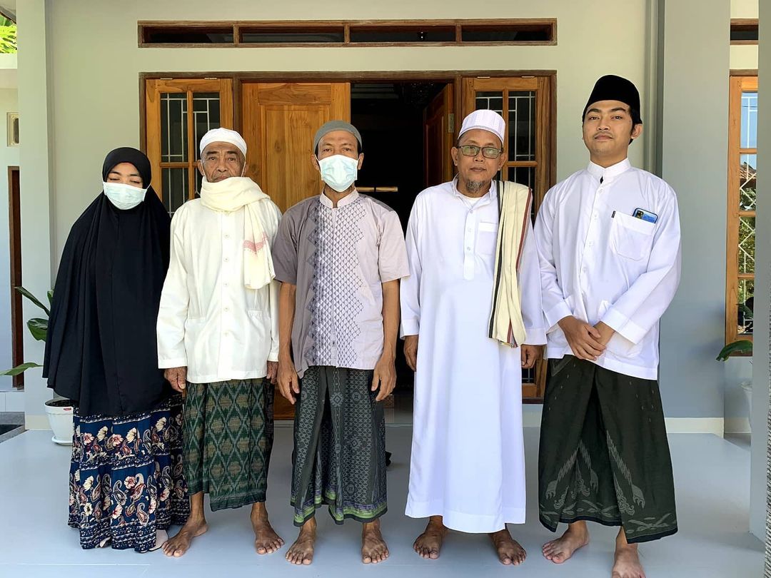 Alumni Pondok Pesantren Al Aziziyah, Lombok Barat, M Agnia Ul Ulum (kanan) terpilih menjadi imam dan khatib di Uni Emirat Arab (UEA). (Istimewa/Lombok Post)