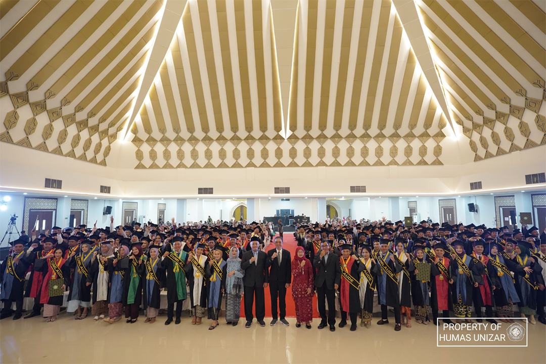MEMBANGGAKAN: Ketua Dewan Pembina Yayasan Pesantren Luhur Al-Azhar, ketua Yayasan beserta isteri, civitas akademika Unizar dan tamu undangan bersama wisudawan. (UNIZAR FOR LOMBOK POST)