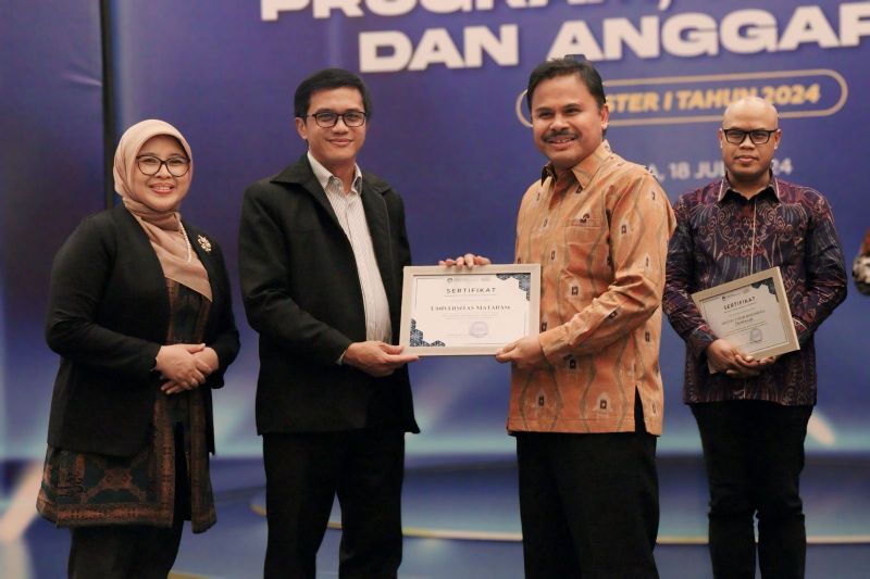 PRESTISIUS: Rektor Unram Prof Bambang Hari Kusumo (kanan) menerima penghargaan IKU Tahun 2023 dari Dirjen Diktiristek Prof Abdul Haris di Hotel InterContinental Jakarta. (UNRAM FOR LOMBOK POST)