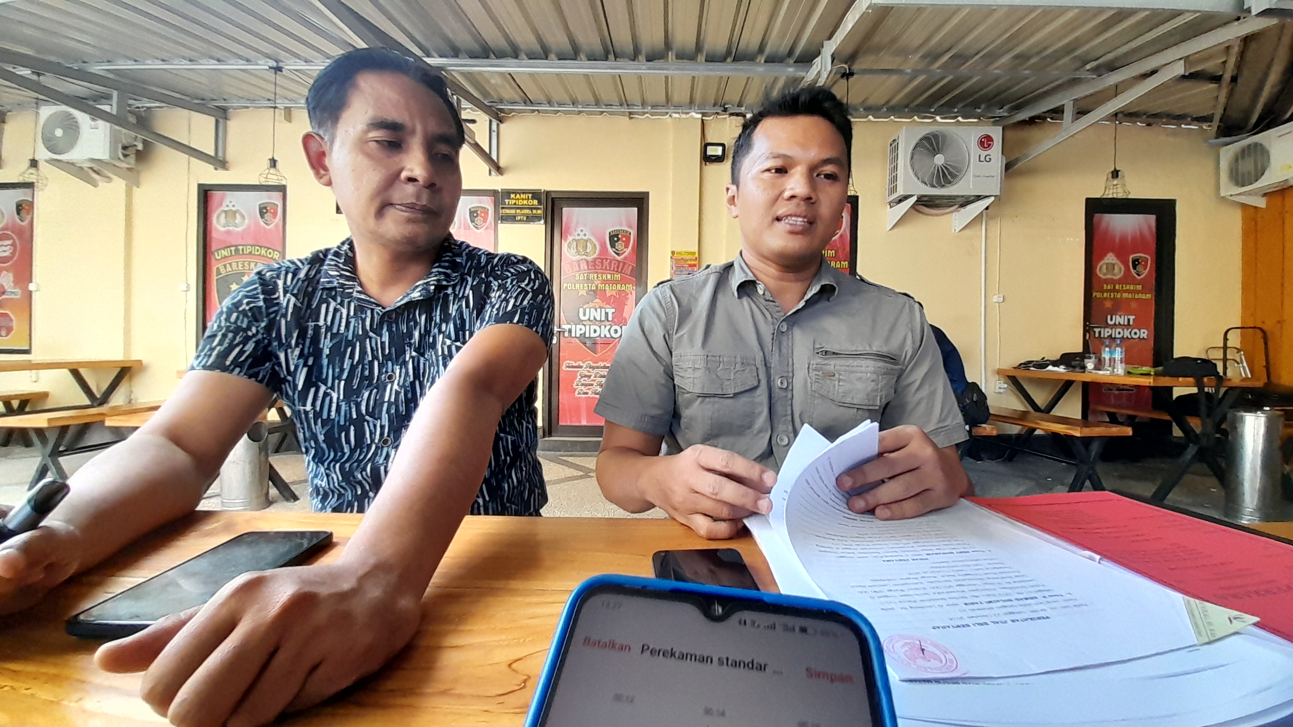 UNGKAP KASUS PENIPUAN: Kanit Harda Satreskrim Polresta Mataram Iptu Kadek Angga Numbara (kanan) saat memberikan keterangan pers terkait penetapan tersangka penggelapan tanah. (TONI/LOMBOK POST)