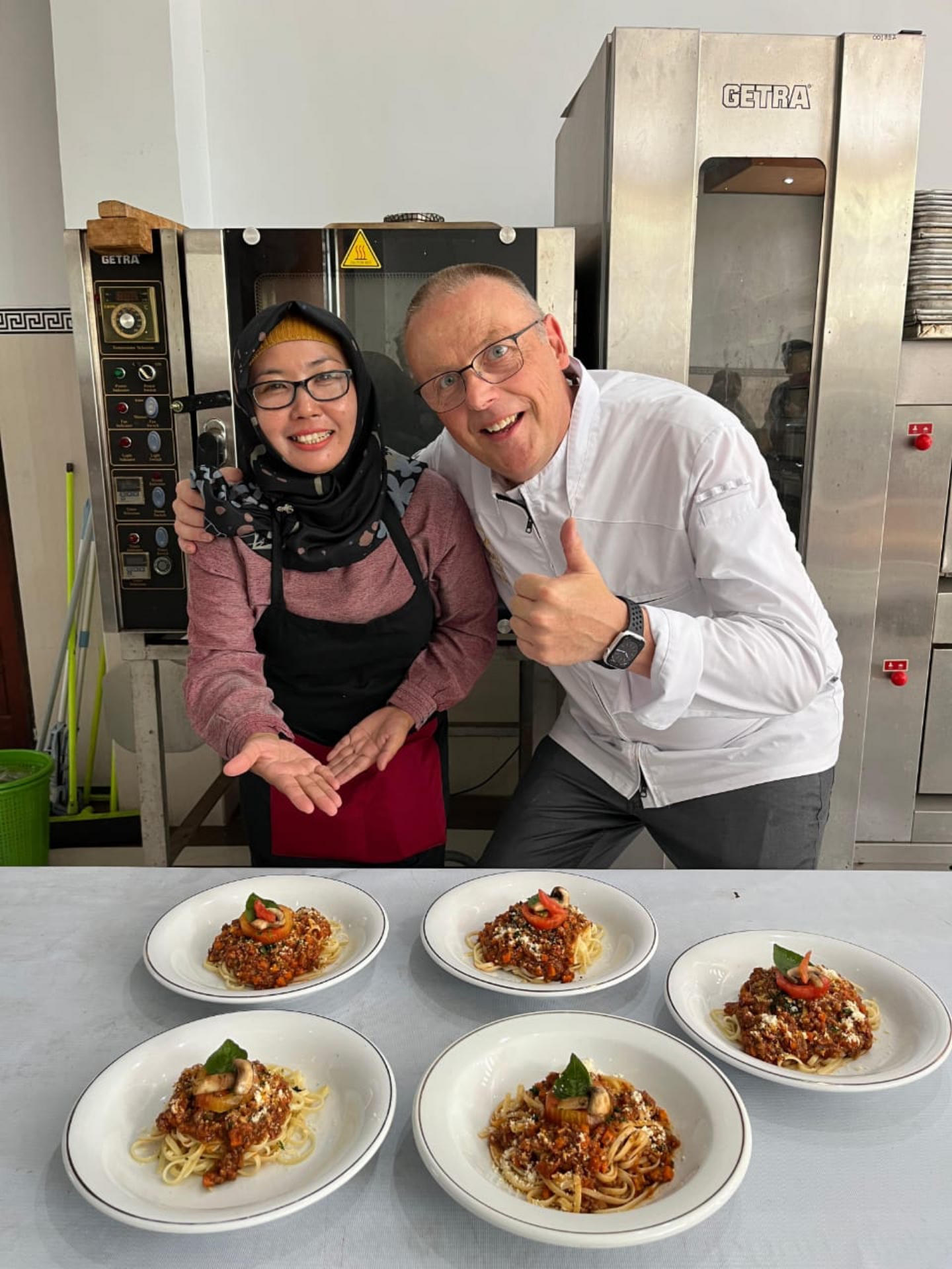 TERUS BELAJAR: Rosliana Candraningsih bersama chef asal Belanda dalam sebuah pelatihan kuliner, belum lama ini.(ROSLIANA FOR LOMBOK POST)
