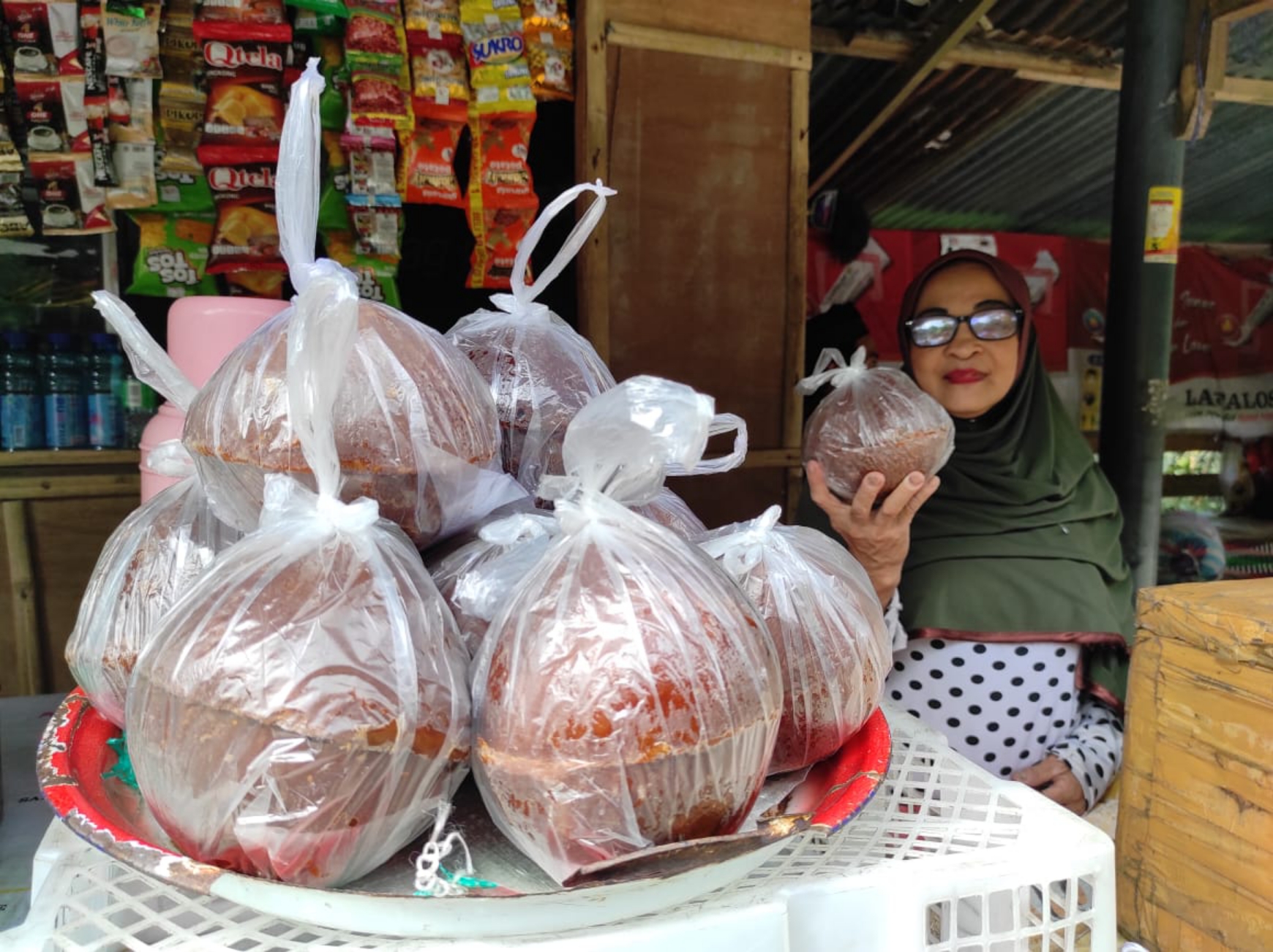 BANYAK PEMINATNYA: Produk gula aren yang dijual Masyiah di pinggir jalan Desa Pusuk Lestari, Lombok Barat.  (FERIAL/LOMBOK POST)