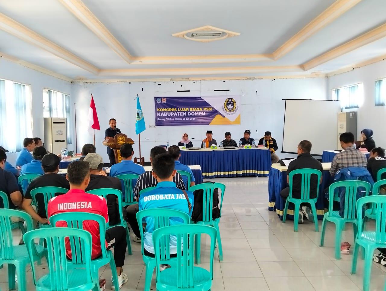 KONGRES: Asprov PSSI NTB menghadiri Kongres Luar Biasa Askab PSSI Dompu, beberapa waktu lalu.(ASPROV PSSI NTB FOR LOMBOK POST)