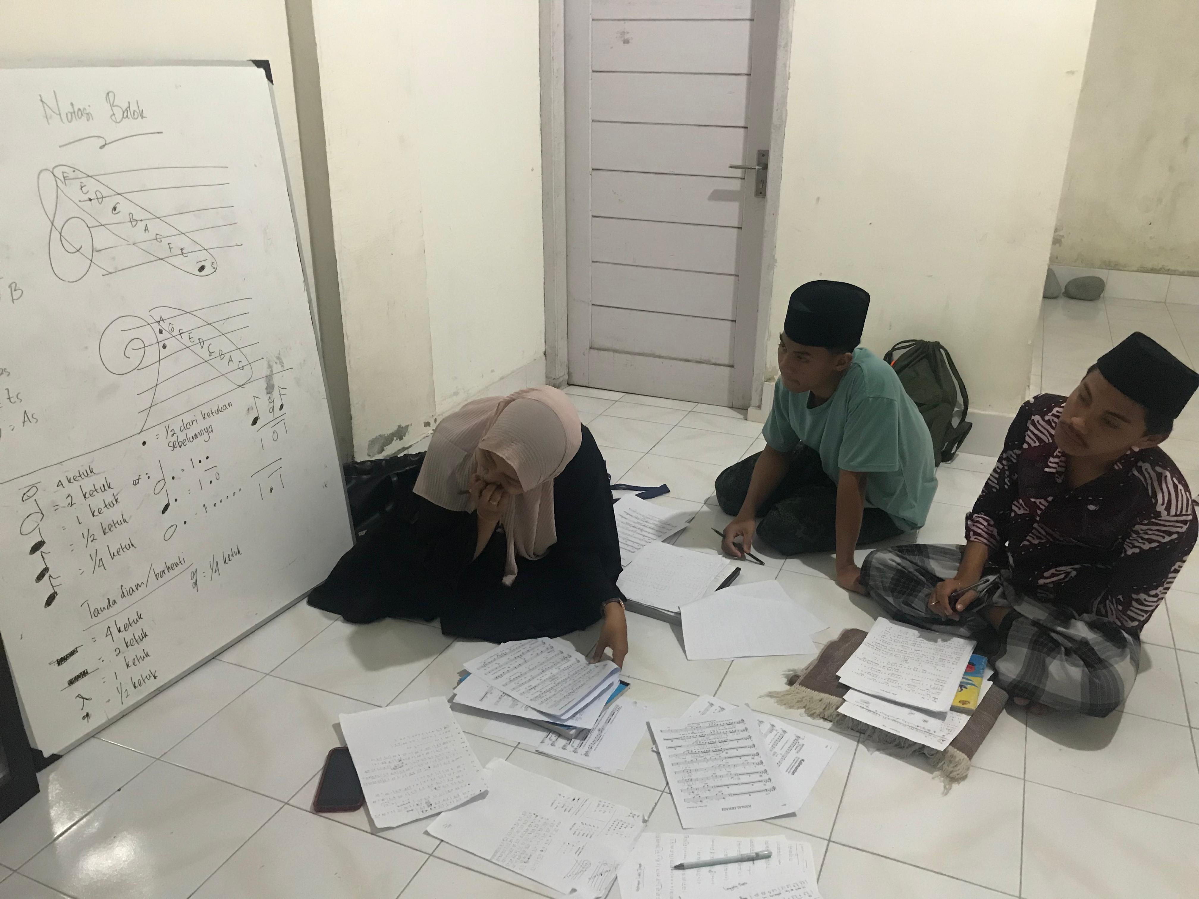LATIHAN: Tiga orang siswa Lotim saat berlatih vokal di rumah pelatih mereka di Desa Sukamulia.(SUPARDI/LOMBOK POST)