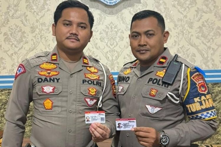 TUNJUKAN SIM PALSU: Kasat Lantas Polres KSB Iptu Dany Agung Pratama (kiri) saat menunjukkan SIM B2 Umum palsu yang ditemukan saat operasi patuh rinjani, Senin (22/7). (DOK/LOMBOK POST)
