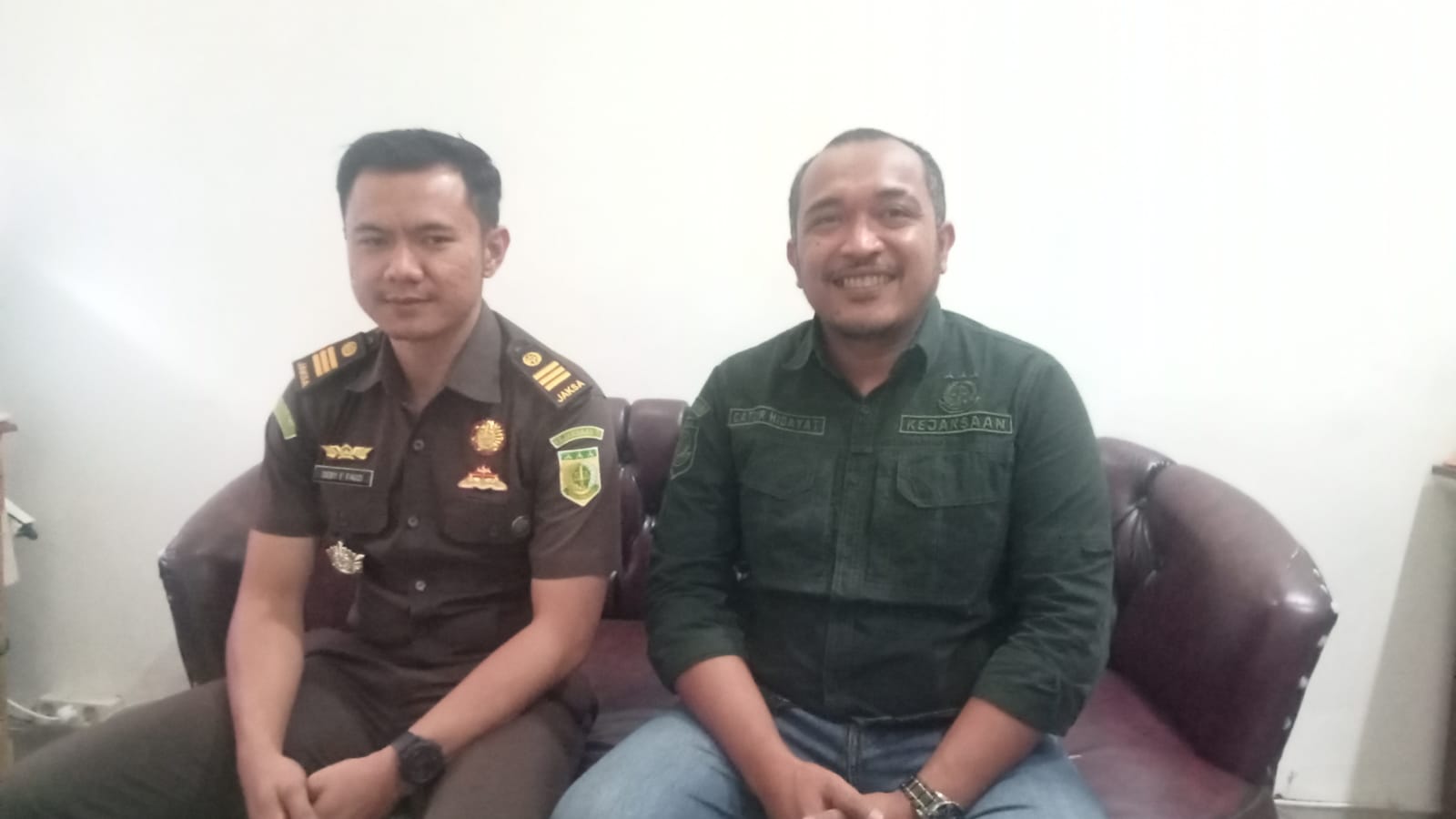 BEBERKAN PROGRES KASUS: Kasi Intelijen Kejari Bima Deby F Fauzi (kiri) didampingi Kasi Pidsus Catur Hidayat menyampaikan progres penanganan sejumlah kasus yang ditangani. (DOK/LOMBOK POST)