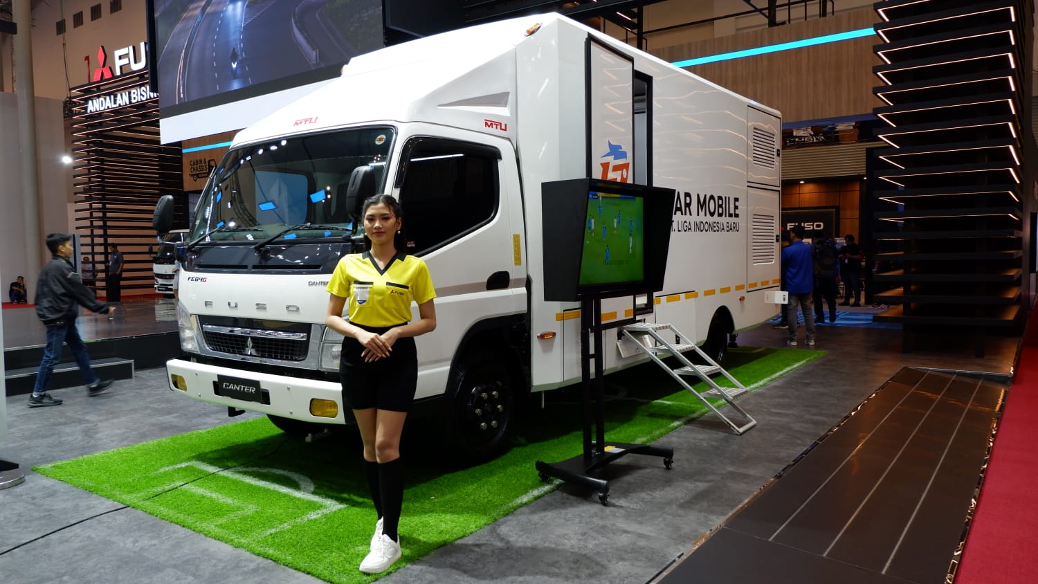 TEKNOLOGI TINGGI: Mitsubishi Fuso menampilkan truk VAR Liga Indonesia Baru di ajang GIIAS 2024