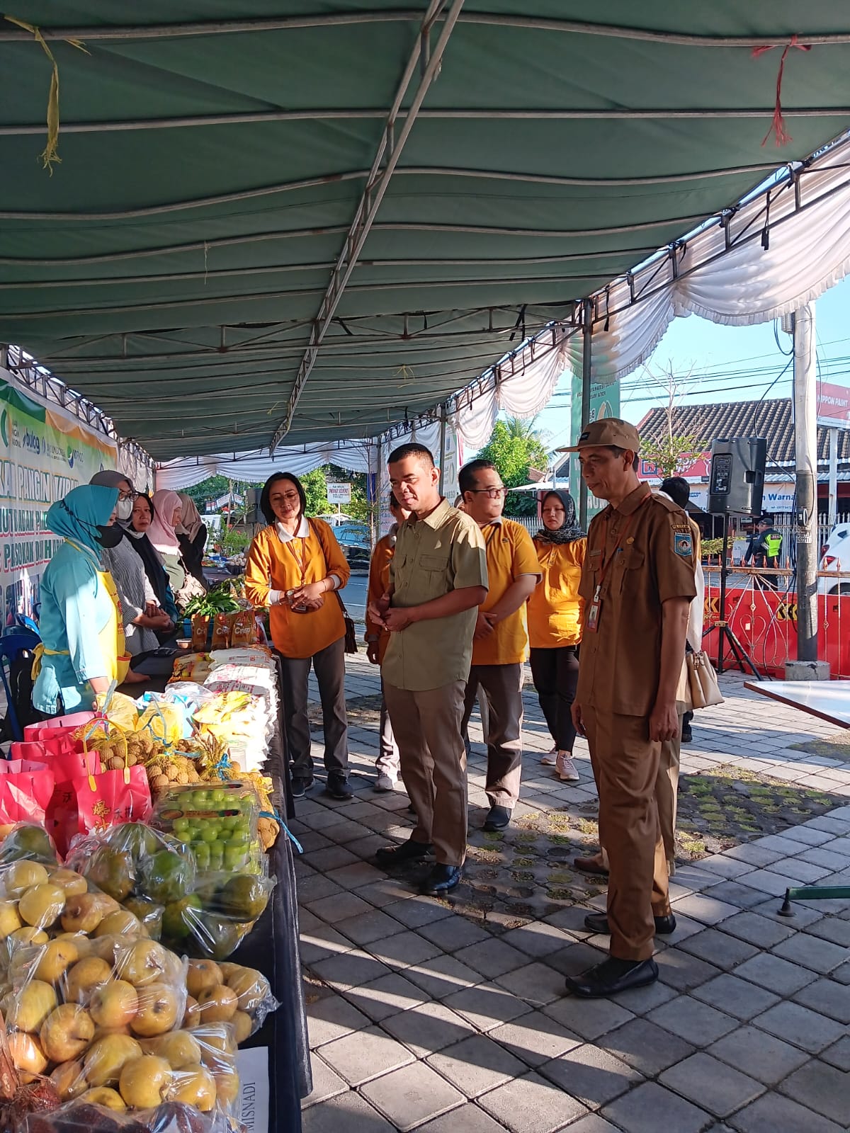 DITUNGGU WARGA: Direktur Stabilisasi Pasokan dan Harga Pangan, Bapanas, Maino Dwi Hartono, bersama Kepala Dinas Ketahanan Pangan H Lalu Jauhari saat meninjau GPM di Monjok Timur. (ZAD/LOMBOK POST )