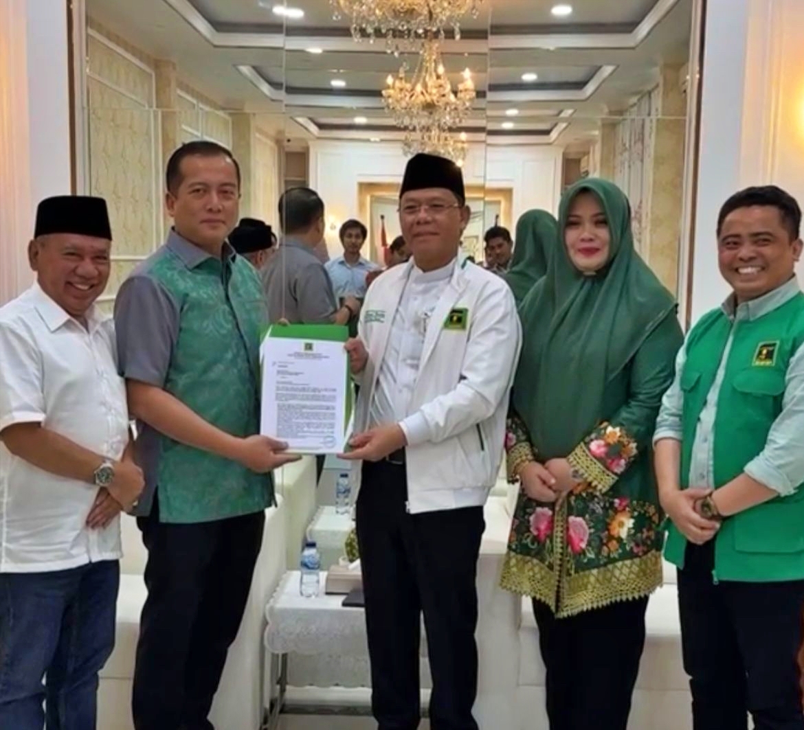 DIDUKUNG PPP: Bakal pasangan calon Gubernur dan Wakil Gubernur NTB Lalu Muhammad Iqbal-Indah Dhmayanti Putri (Iqbal-Dinda) menerima SK dukungan dari DPP PPP di Jakarta, Kamis sore (25/7)