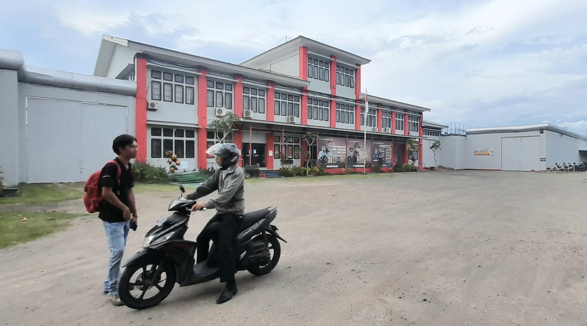 HARUS BERSIH DARI NARKOBA: Napi kasus narkotika yang berkelakuan buruk dimutasi pihak Lapas Kelas IIA Kuripan, Lombok Barat ke sejumlah Lapas lain. (TONI/LOMBOK POST)