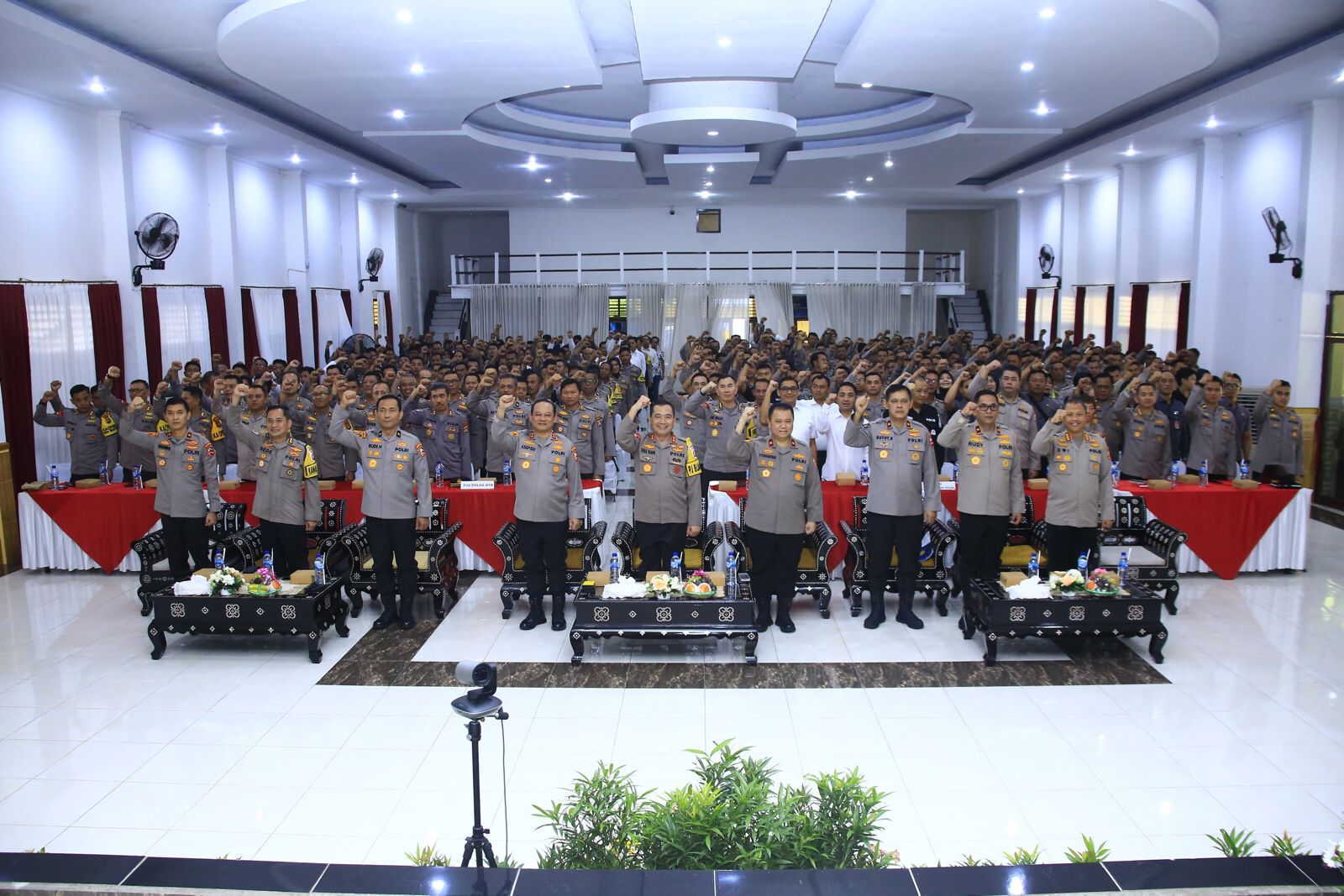 Tim Operasi NCS Mabes Polri foto bersama Kapolda NTB dan para kapolres hingga kapolsek di wilayah NTB.