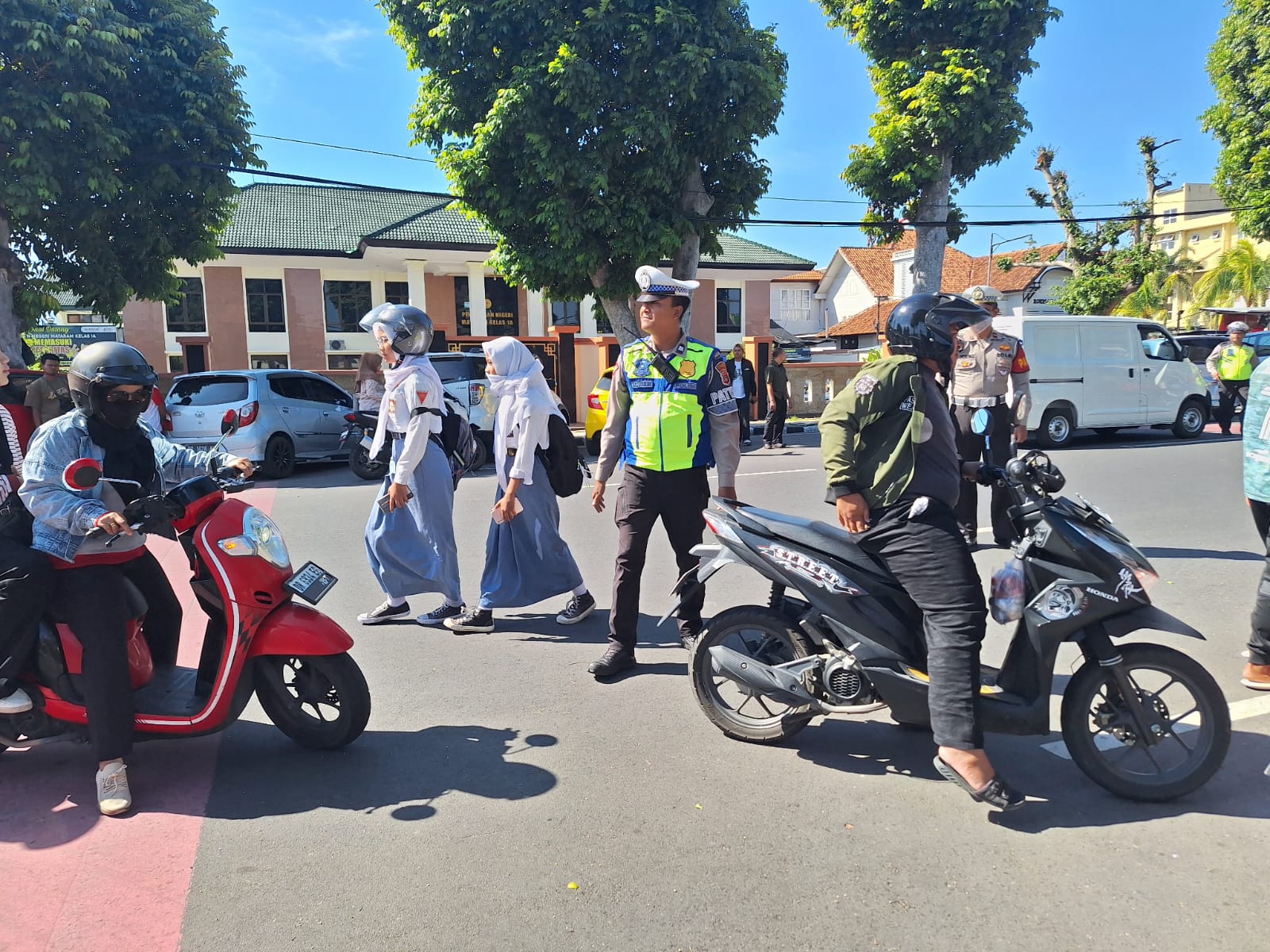 TINGKATKAN KEPATUHAN PENGENDARA: Operasi Patuh Rinjani yang dilaksanakan Polresta Mataram sudah memasuki hari ke-10, kemarin.  (TONI/LOMBOK POST)