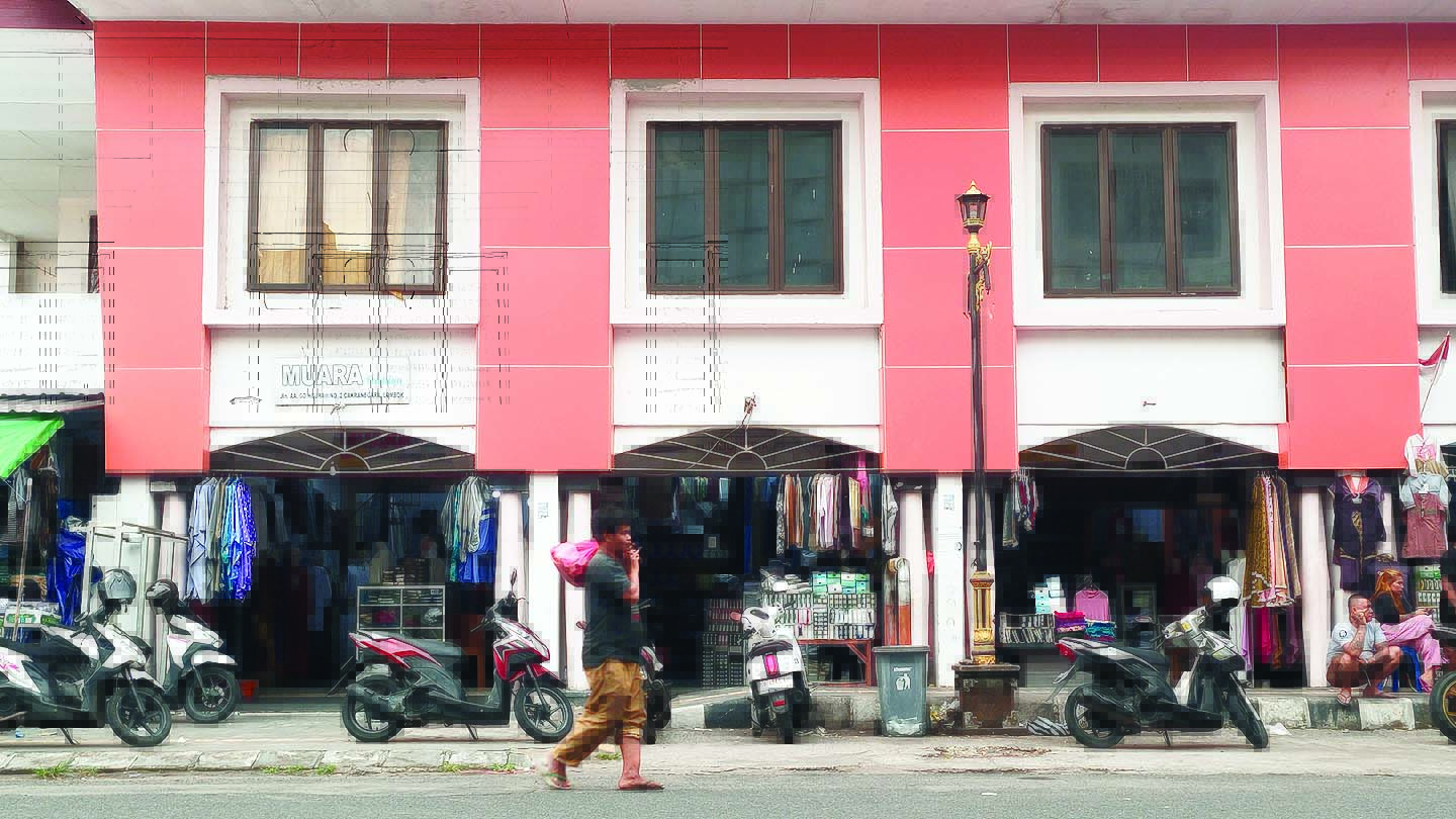 DIUSULKAN DIRENOVASI: Seorang berjalan di depan Pasar Cakranegara, kemarin (24/7). Salah satu pasar induk di Kota Mataram ini diusulkan untuk direnovasi. (HARLI/LOMBOK POST)