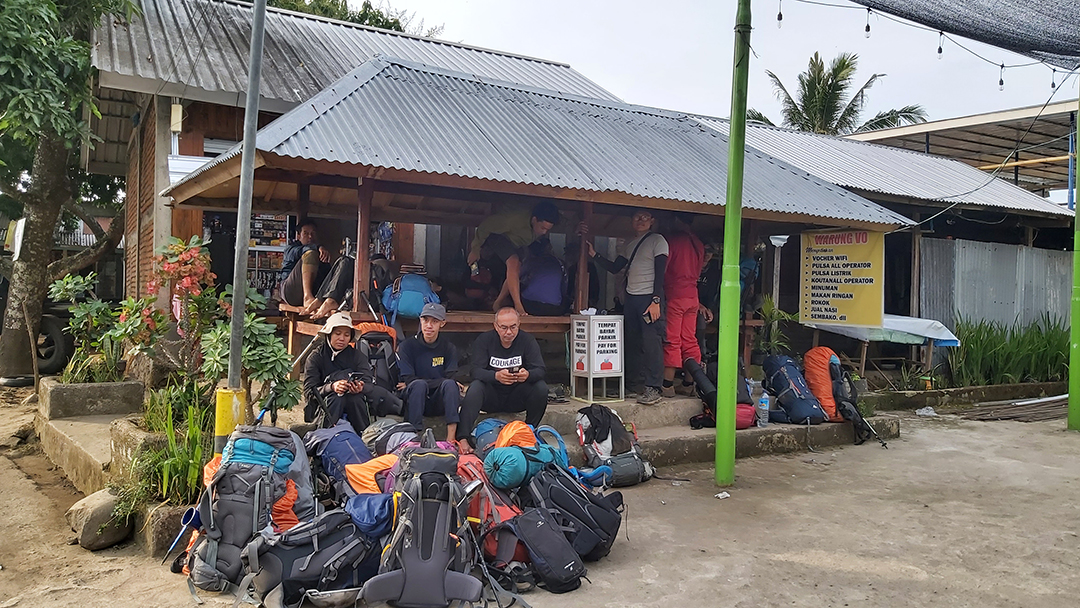 REHAT SEJENAK: Beberapa pendaki beristirahat di berugaq yang ada di Dusun Torean, Desa Loloan, Kecamatan Bayan, beberapa hari lalu.(NURUL/LOMBOK POST)