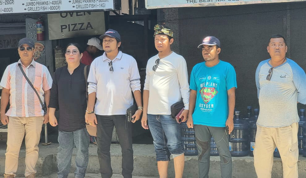 CARI SOLUSI: Pihak UPT Tramena saat turun mengecek sengketa lahan antara warga lokal dengan investor asing, Selasa (23/7). (DOK LOMBOK POST)