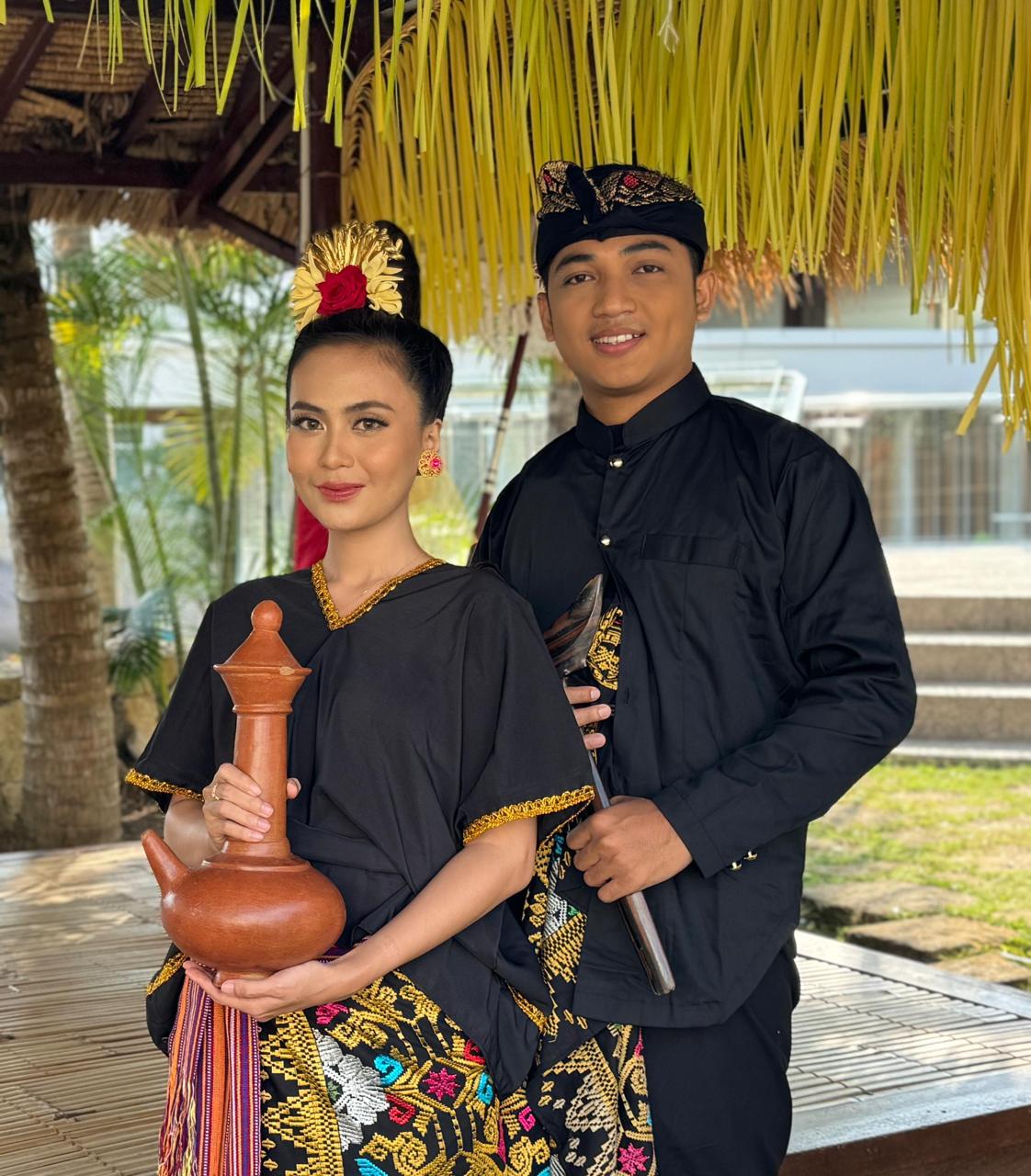 BUDAYA LOKAL: Tamu bisa mencoba mengenakan pakaian adat Suku Sasak ini dan kemudian mengabadikannya di salah satu lokasi ikonik di Hotel Aruna Senggigi yang Bernama Kampung Lombok.