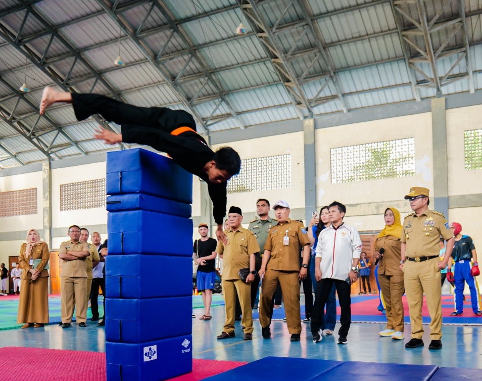 LONCAT: Atlet hakido NTB Muhammad Al Fajrin mendemontrasikan latihannya saat kunjung Pj Gubernur NTB Mayjen (Purn) Hassanudin, beberapa waktu lalu. (KONI NTB FOR LOMBOK POST)