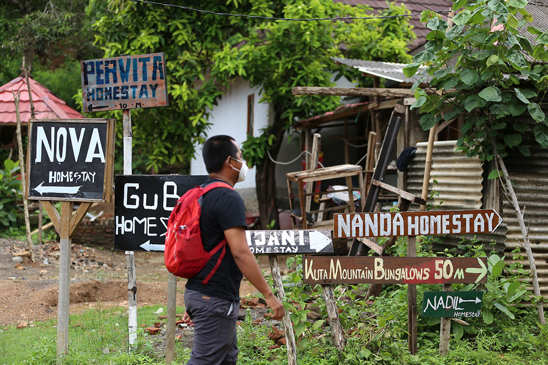 AKOMODASI PENUNJANG: Seorang wisatawan menuju homestay di Mandalika, Lombok Tengah. (IVAN/LOMBOK POST)