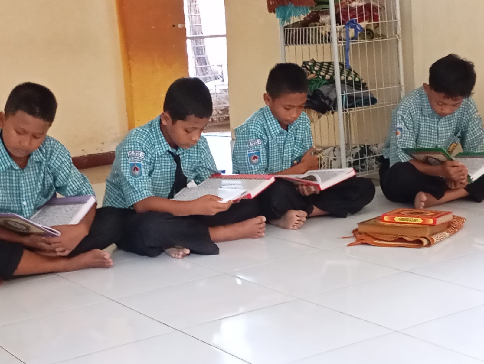 PERSIAPAN STQ: Siswa SMPN 13 Mataram mempersiapkan diri untuk mengikuti STQ Pelajar Kota Mataram di musala sekolah setempat, kemarin (25/7).(ROJAI/LOMBOK POST)