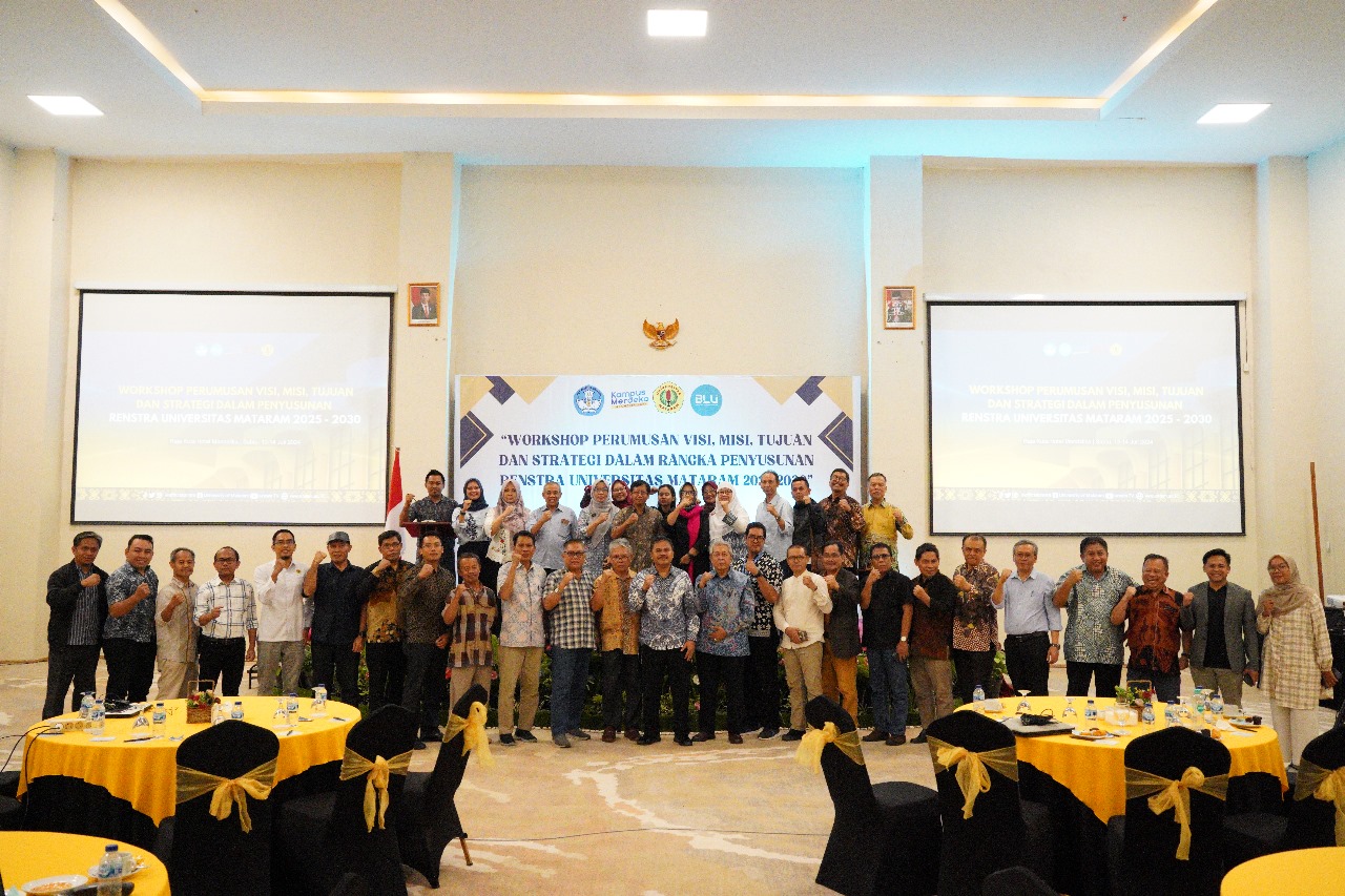 DEKLARASI VISI BARU: Rektor Unram Prof Bambang Hari Kusumo (dua belas dari kanan/depan) bersama stakeholder lainnya foto bersama usai deklarasi visi baru Unram di Kuta, Mandalika. (UNRAM)