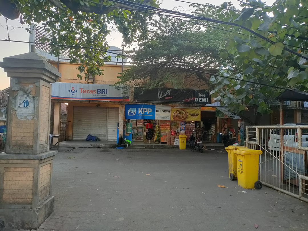 BAKAL DIRENOVASI: Pedagang grosir masih buka hingga sore di Pasar Abian Tubuh, kemarin (26/7).  (HARLI/LOMBOK POST)